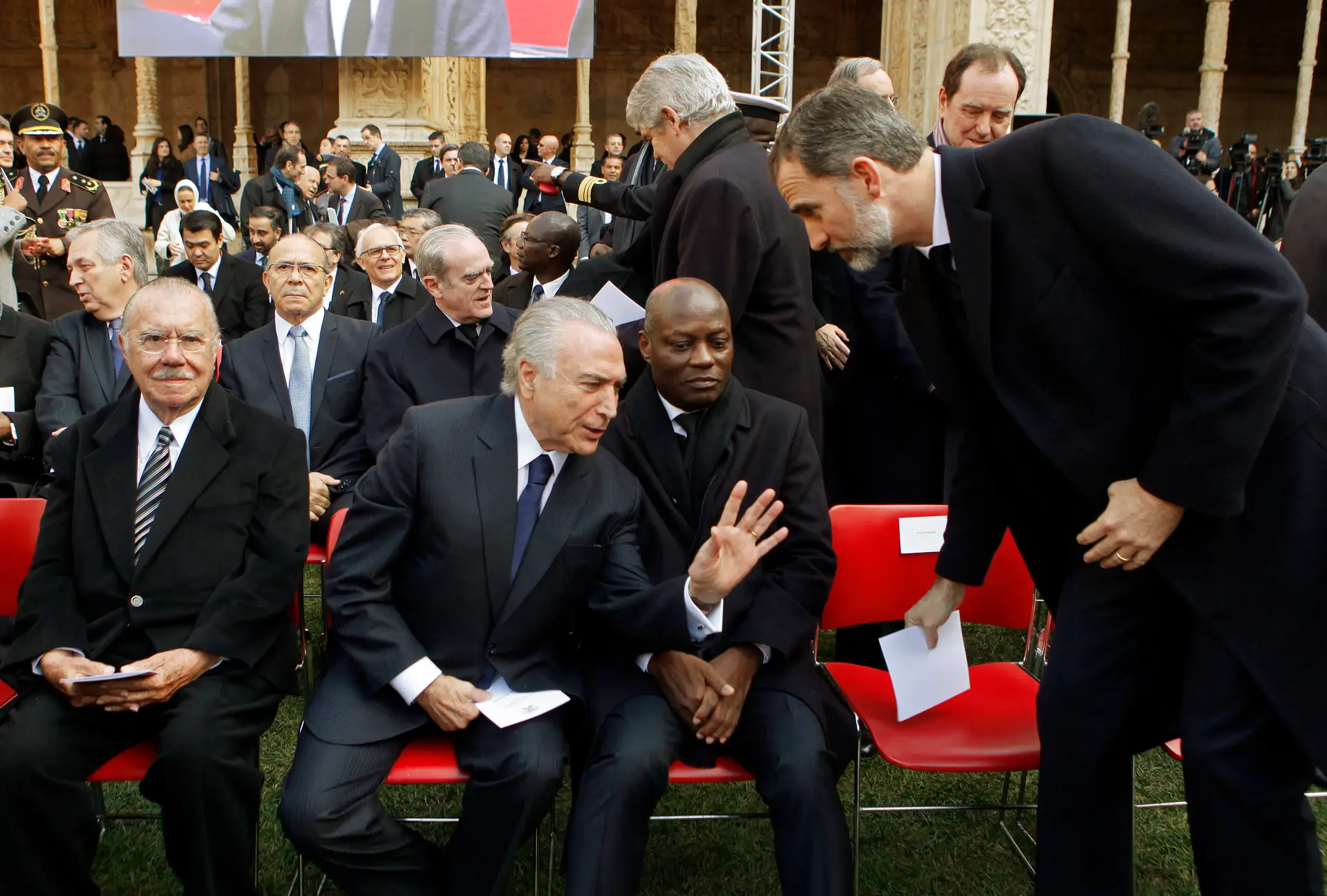 O rei de Espanha fala com o Presidente do Brasil Michel Temer, que tem ao seu lado o antigo Presidente brasileiro José Sarney.