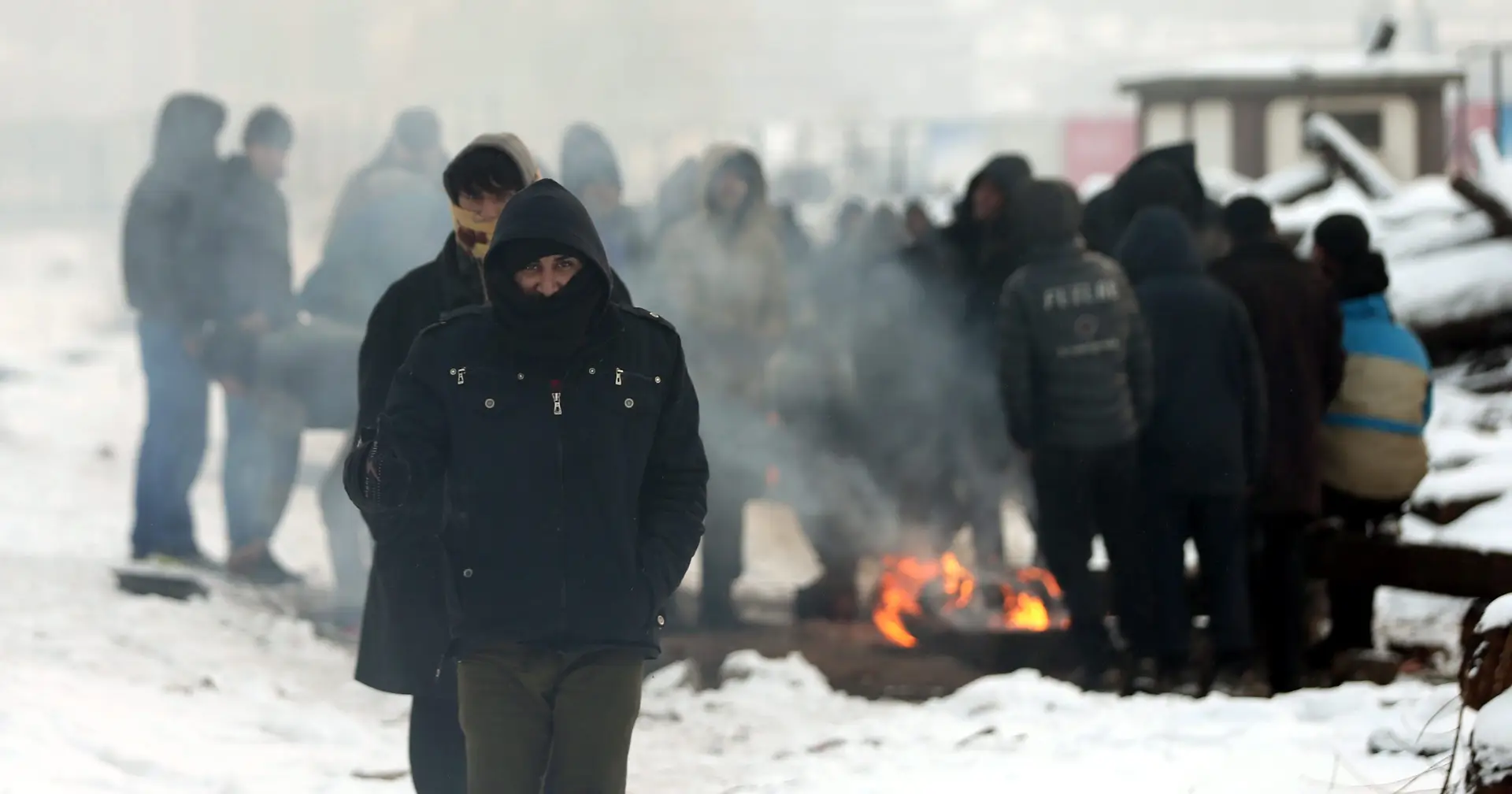 Migrantes enfrentam vaga de frio na Sérvia