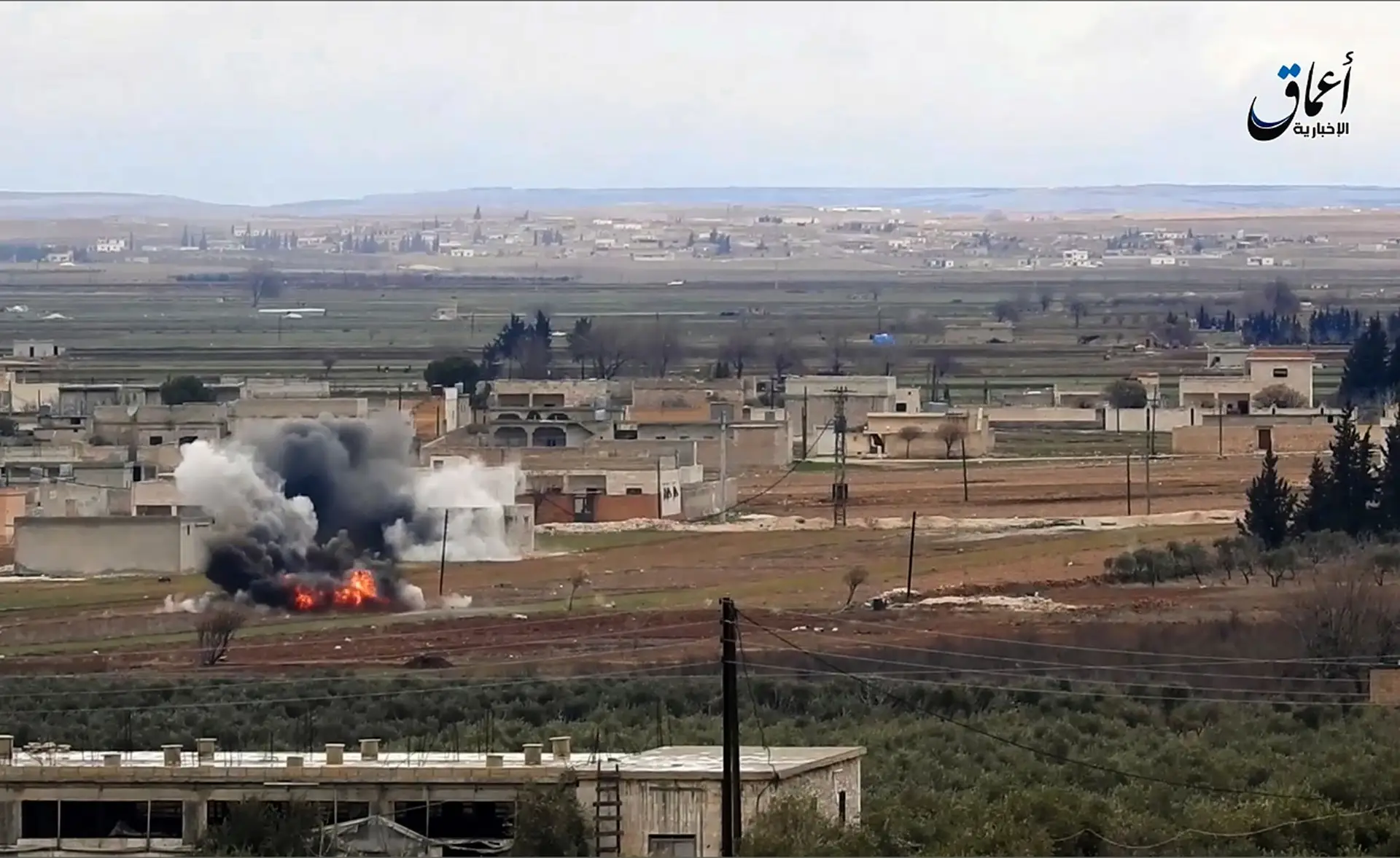 Imagem divulgada pela agência de notícias Aamaq, ligada ao Daesh, que mostra o momento em que um míssil turco atinge Al-Bab.