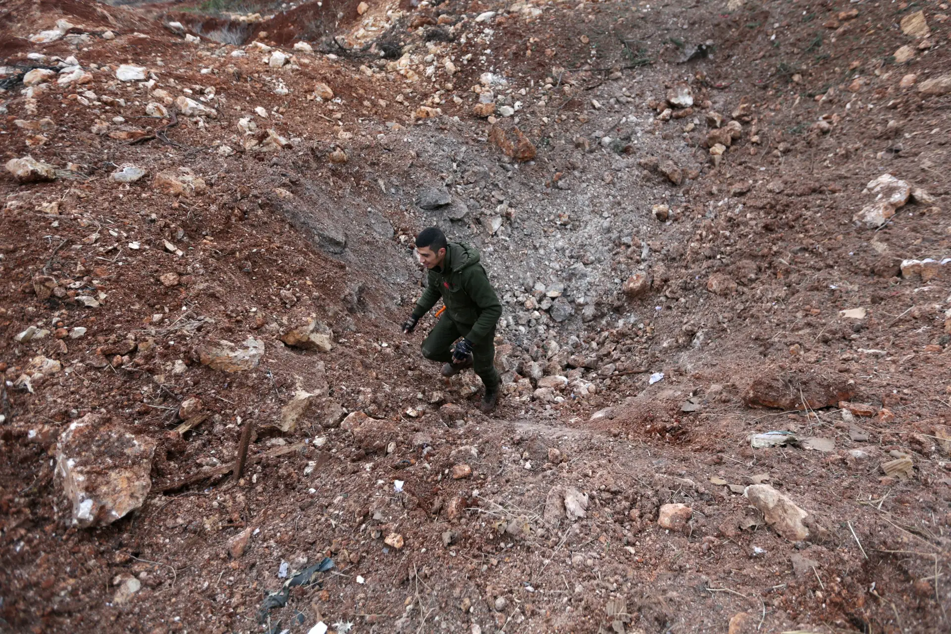 À procura de minas e armadilhas na Síria
