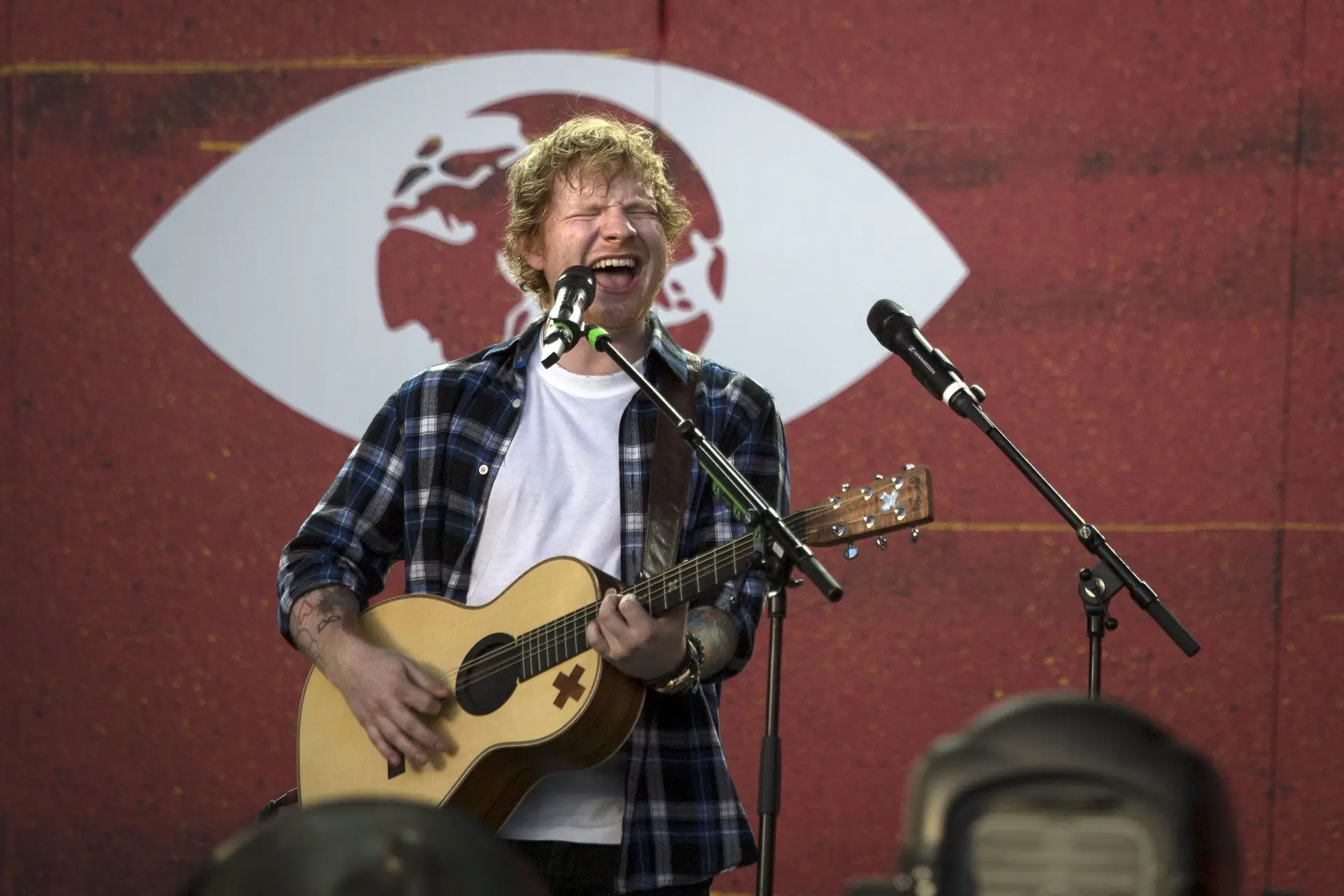 "Shape of You" de Ed Sheeran bate recorde no Spotify
