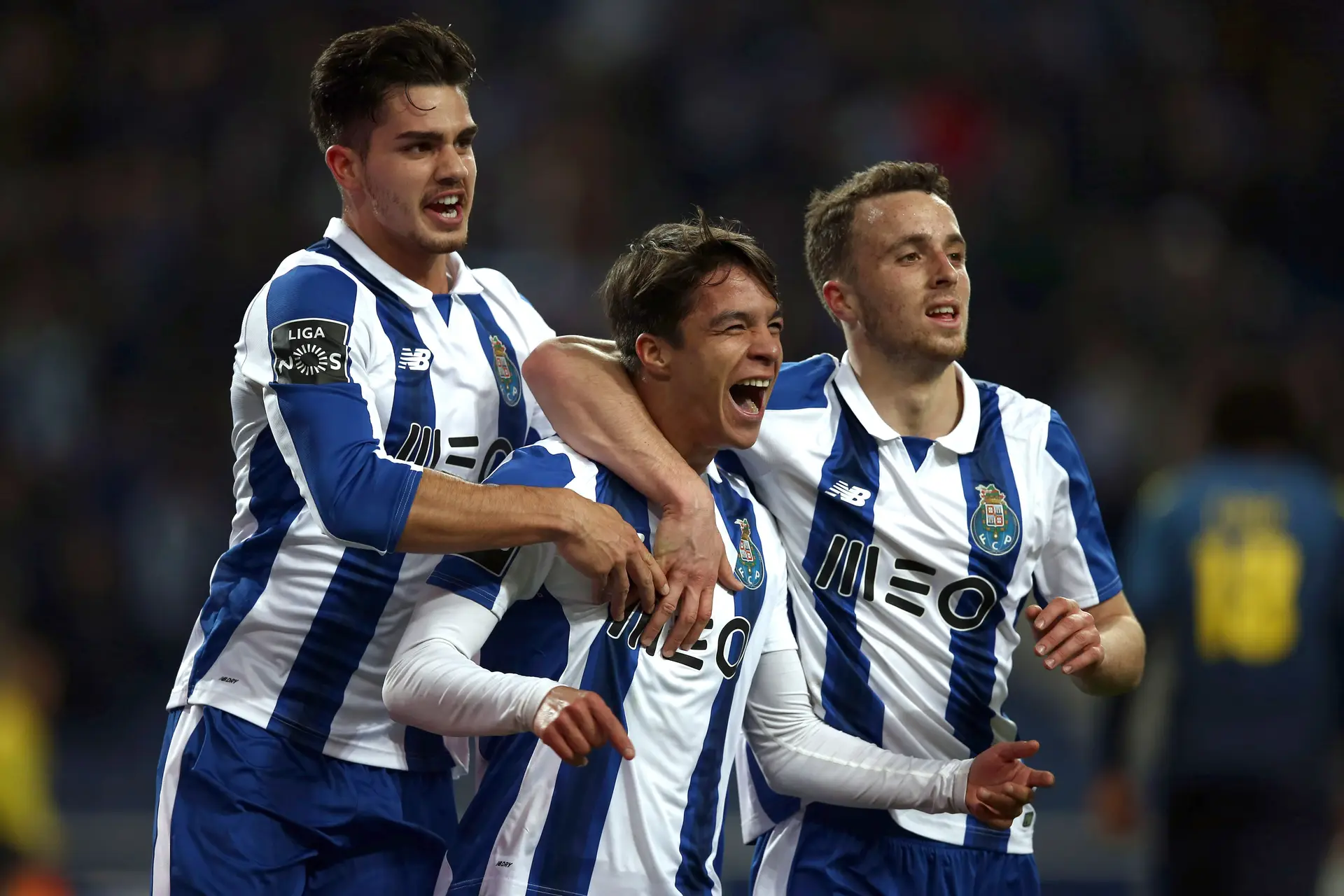 Óliver Torres inaugurou o marcador no Dragão aos 30 minutos.