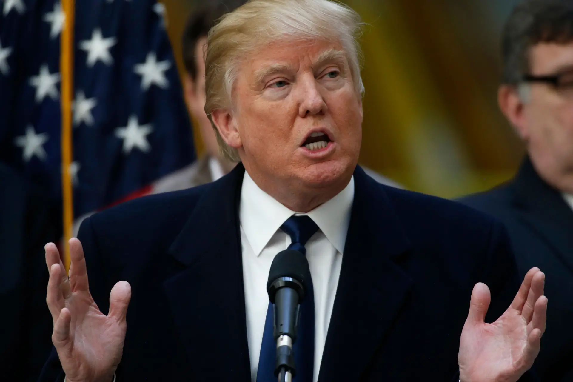 Trump não escreve todos os tweets, mas dita-os