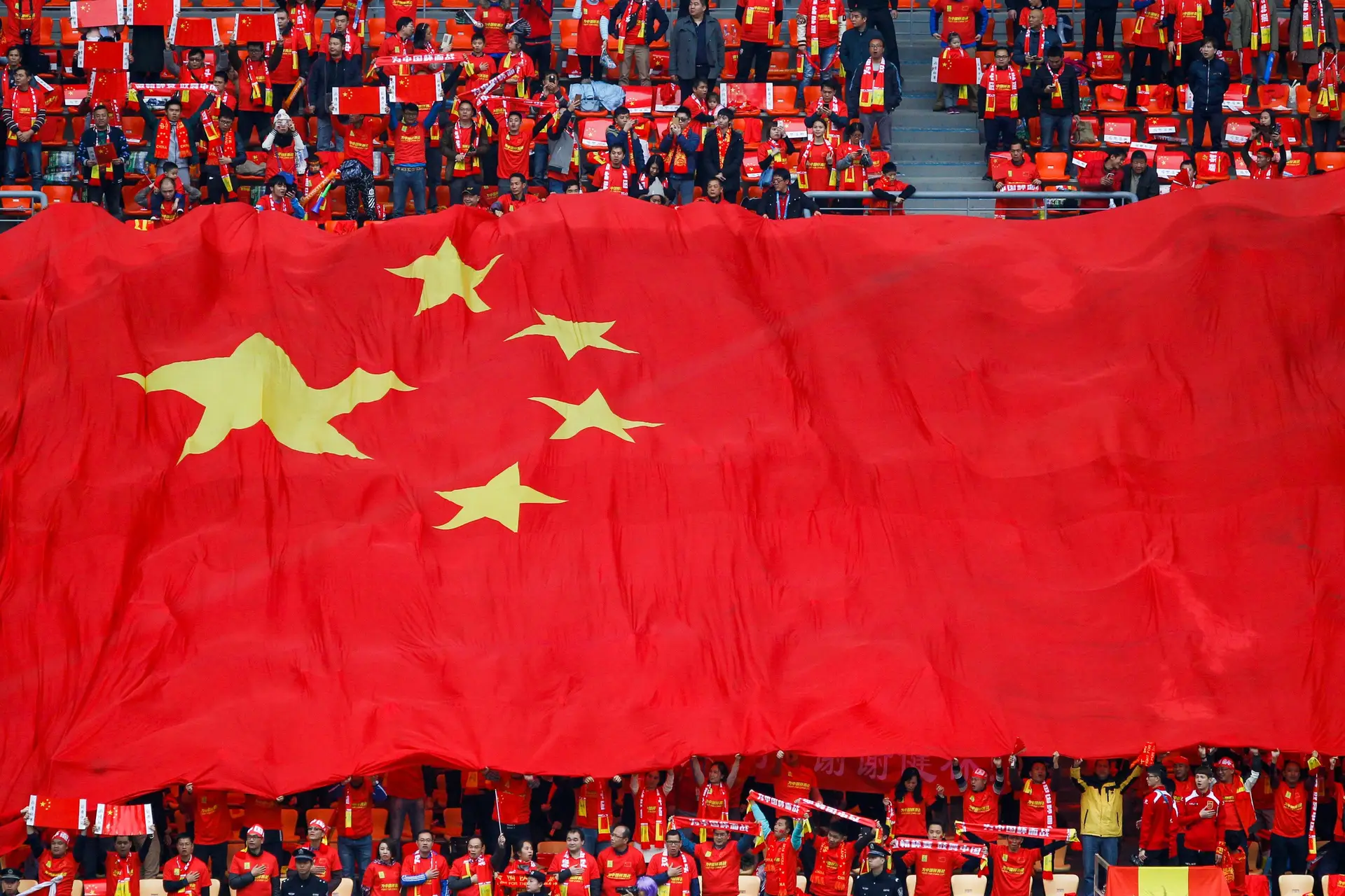 Clubes chineses reagem contra redução de futebolistas estrangeiros