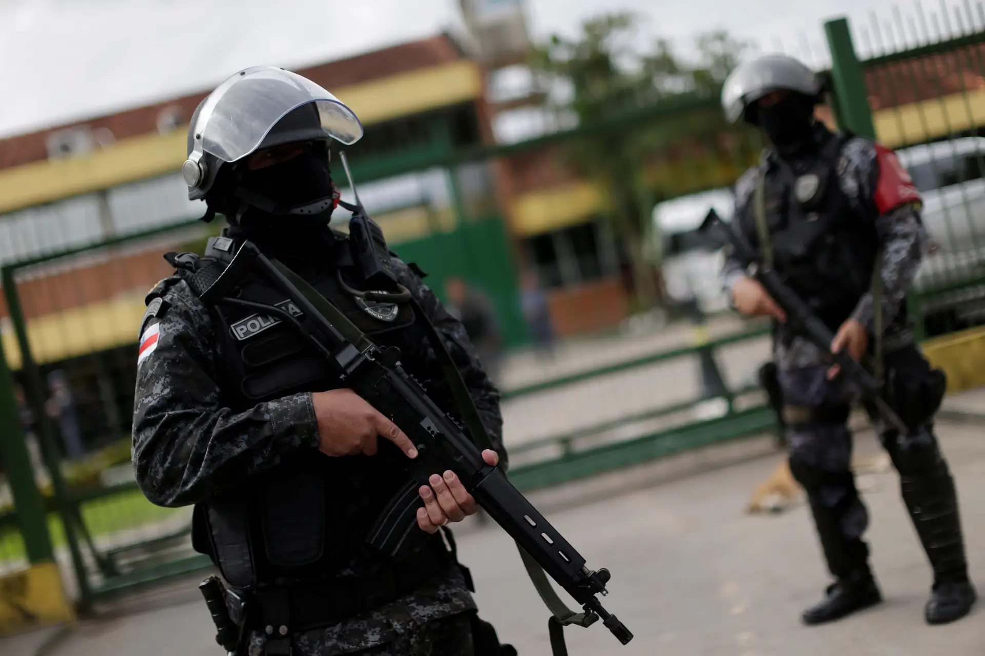 Polícia de choque entra em prisão onde morreram 26 pessoas no Brasil