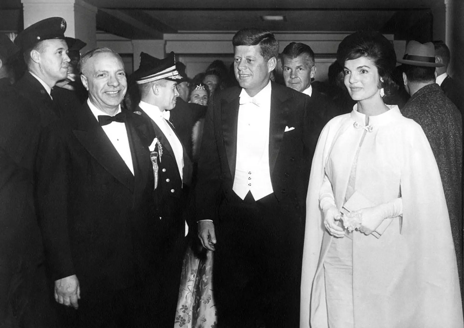 John F. Kennedy e Jacqueline Kennedy, janeiro de 1961. Vestido e capa de Ethel Frankau da Bergdorf.