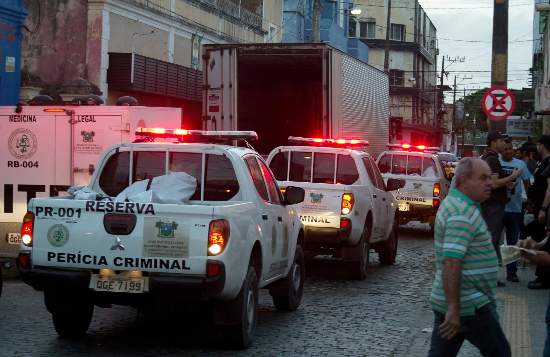 Corpos dos reclusos mortos chegam ao Instituo de Ciência Forense de Natal, no Brasil.