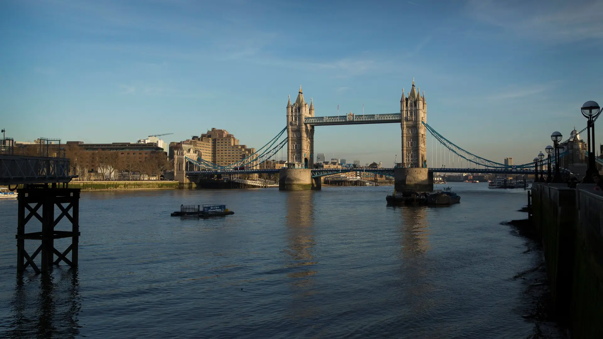 Retirada do rio Tamisa aparente bomba da II Guerra Mundial