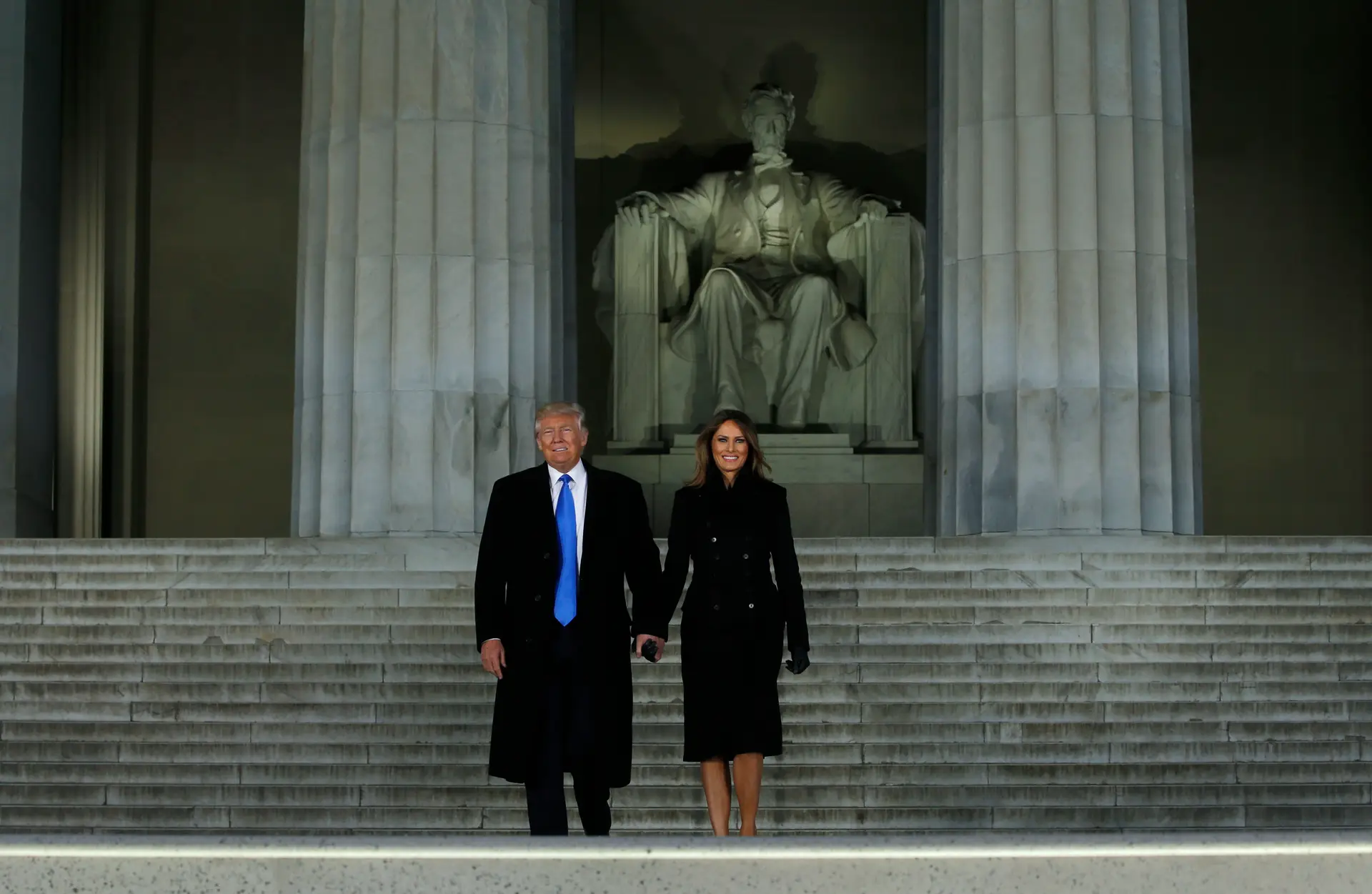 Trump e a mulher, Melania, no Licoln Memorial em Washington, ontem.