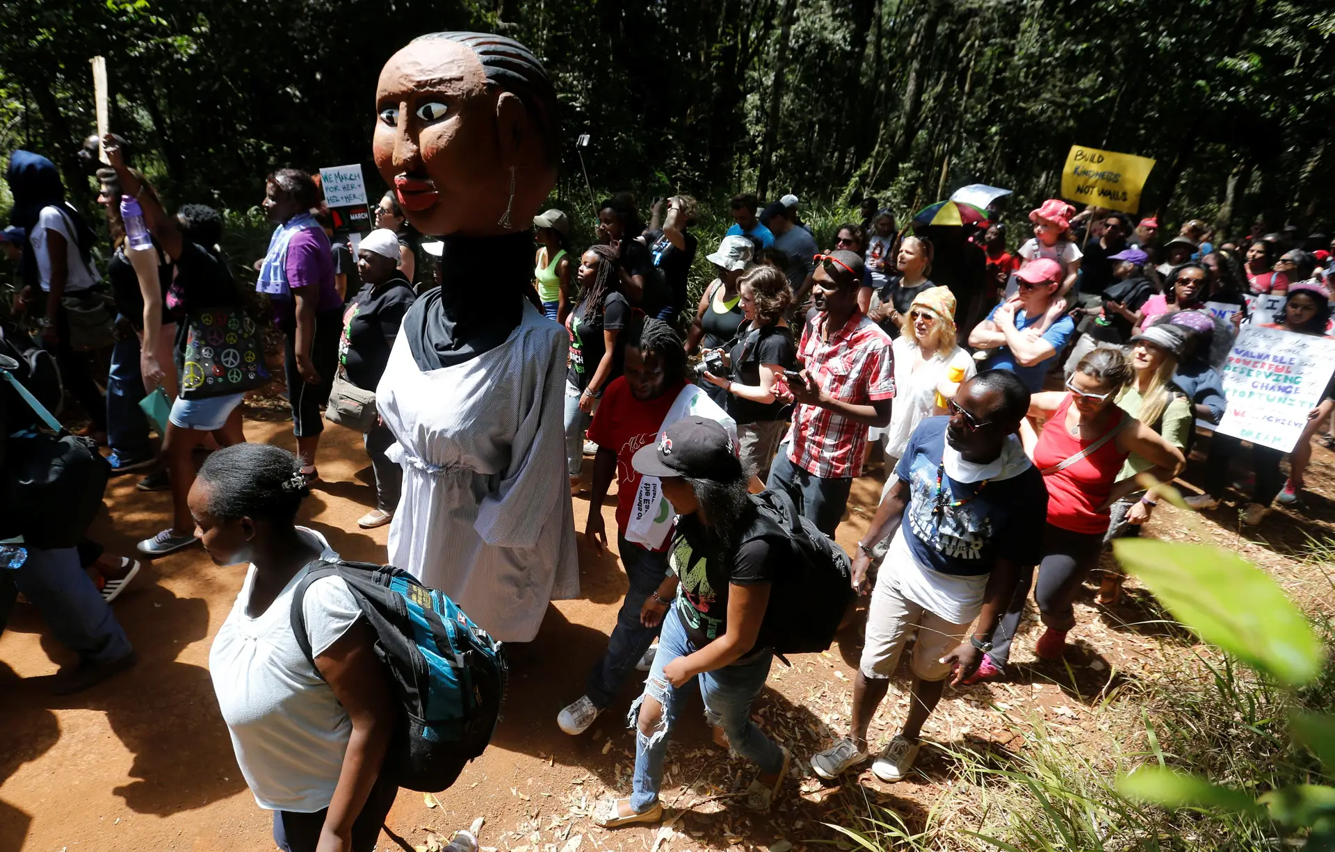 Milhares de manifestantes anti-Trump marcham em todo o mundo