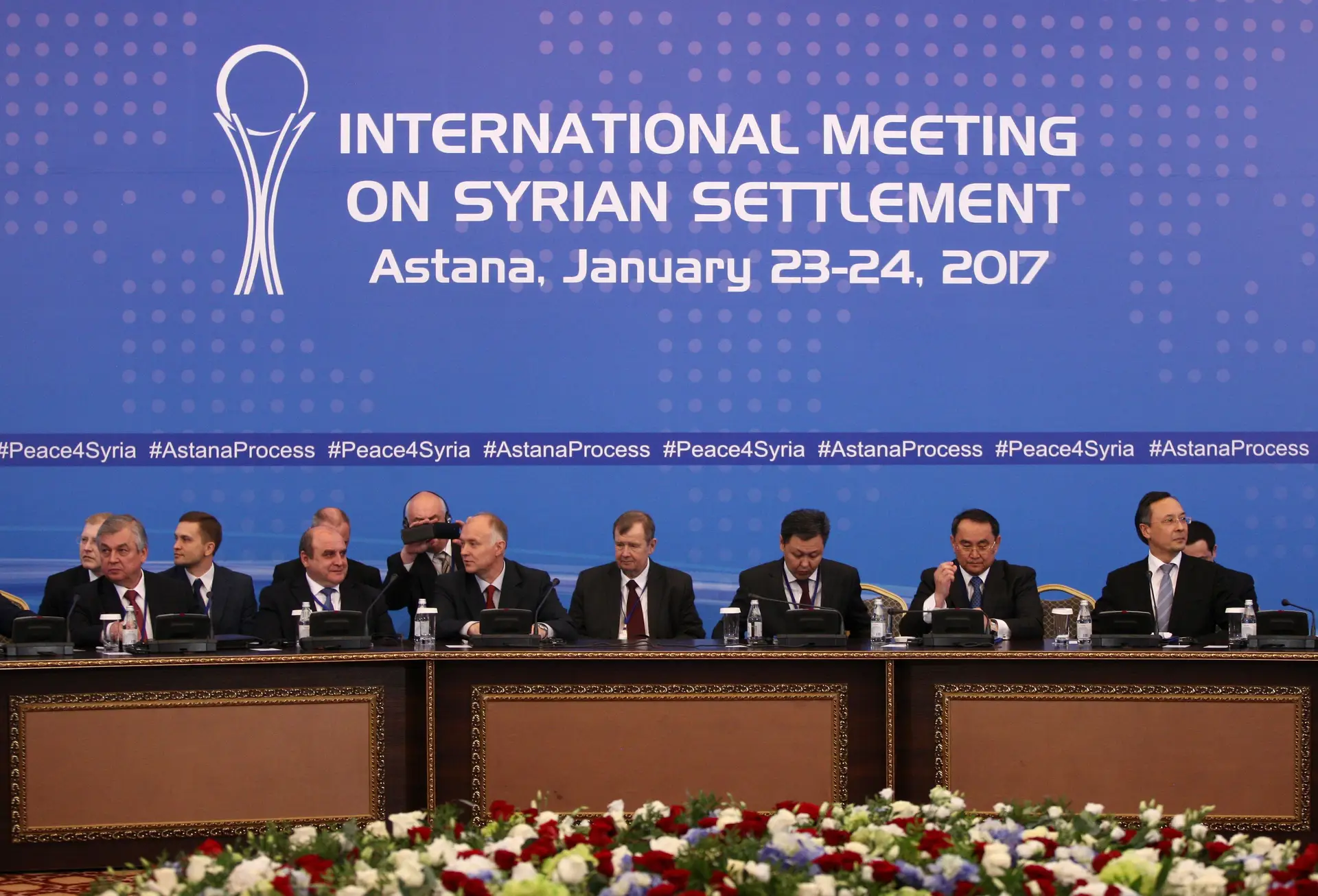 Primeiro dia de negociações entre oposição e regime de Assad termina sem avanços