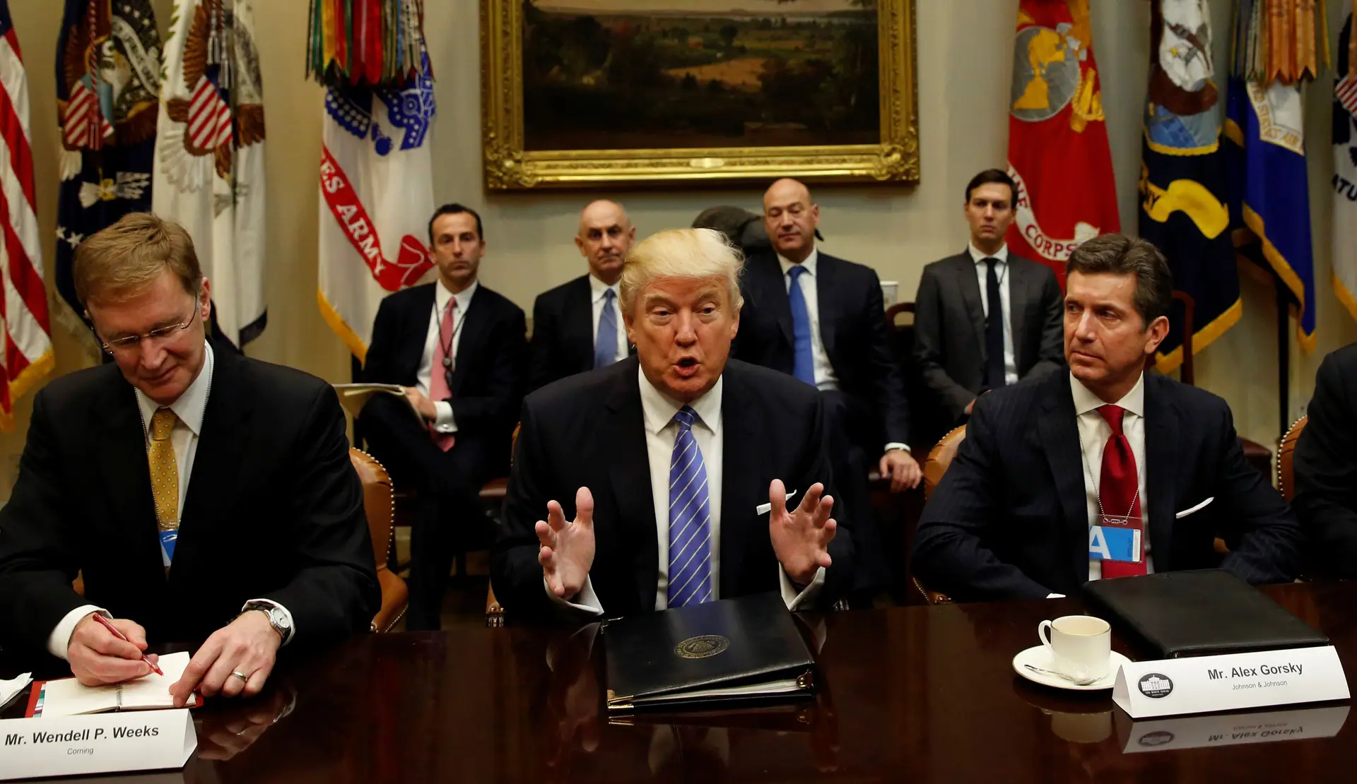 Trump promete a empresários suprimir 75% da regulamentação e baixar impostos