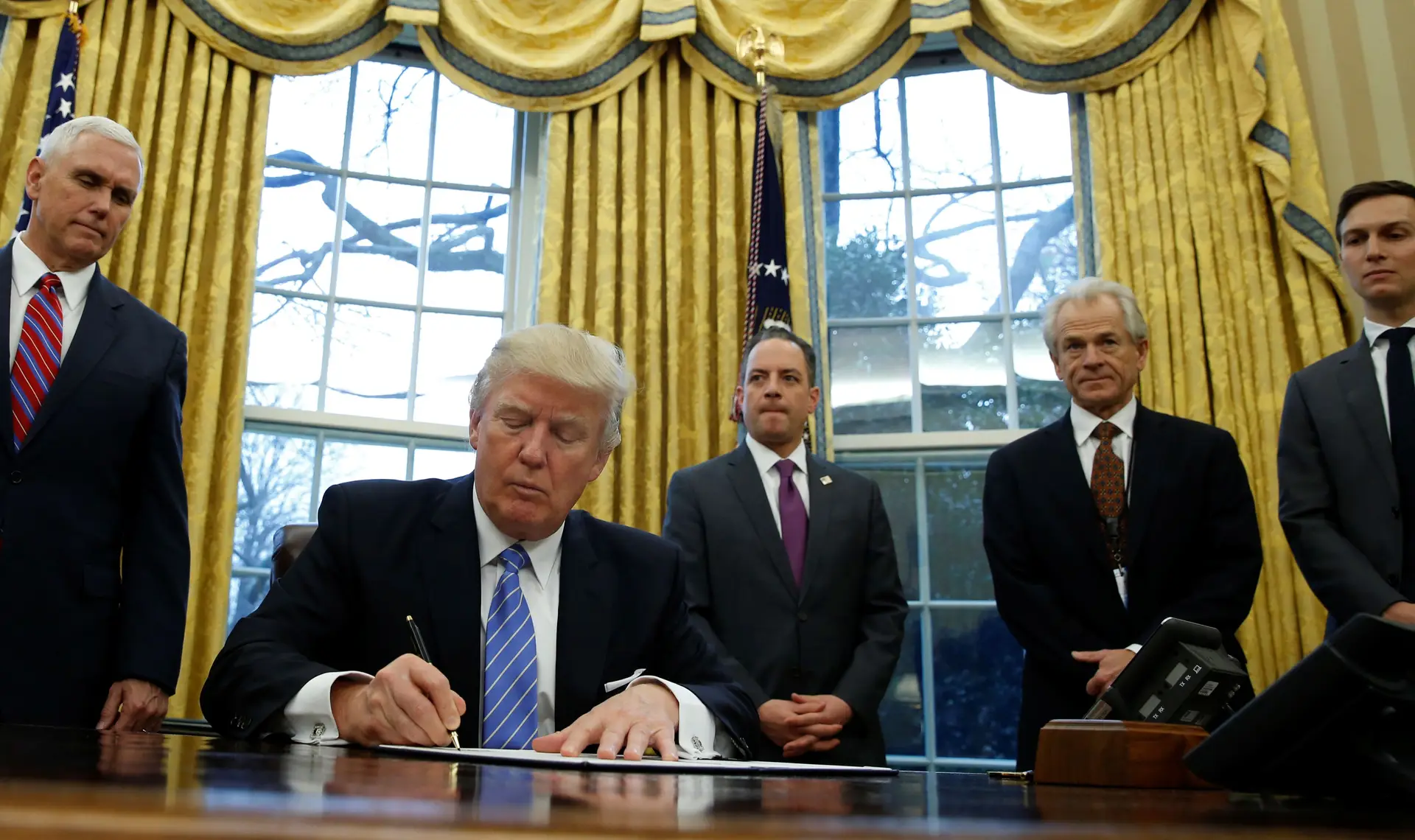 Rodeado por homens, Trump assina diploma que proíbe financiamento do aborto