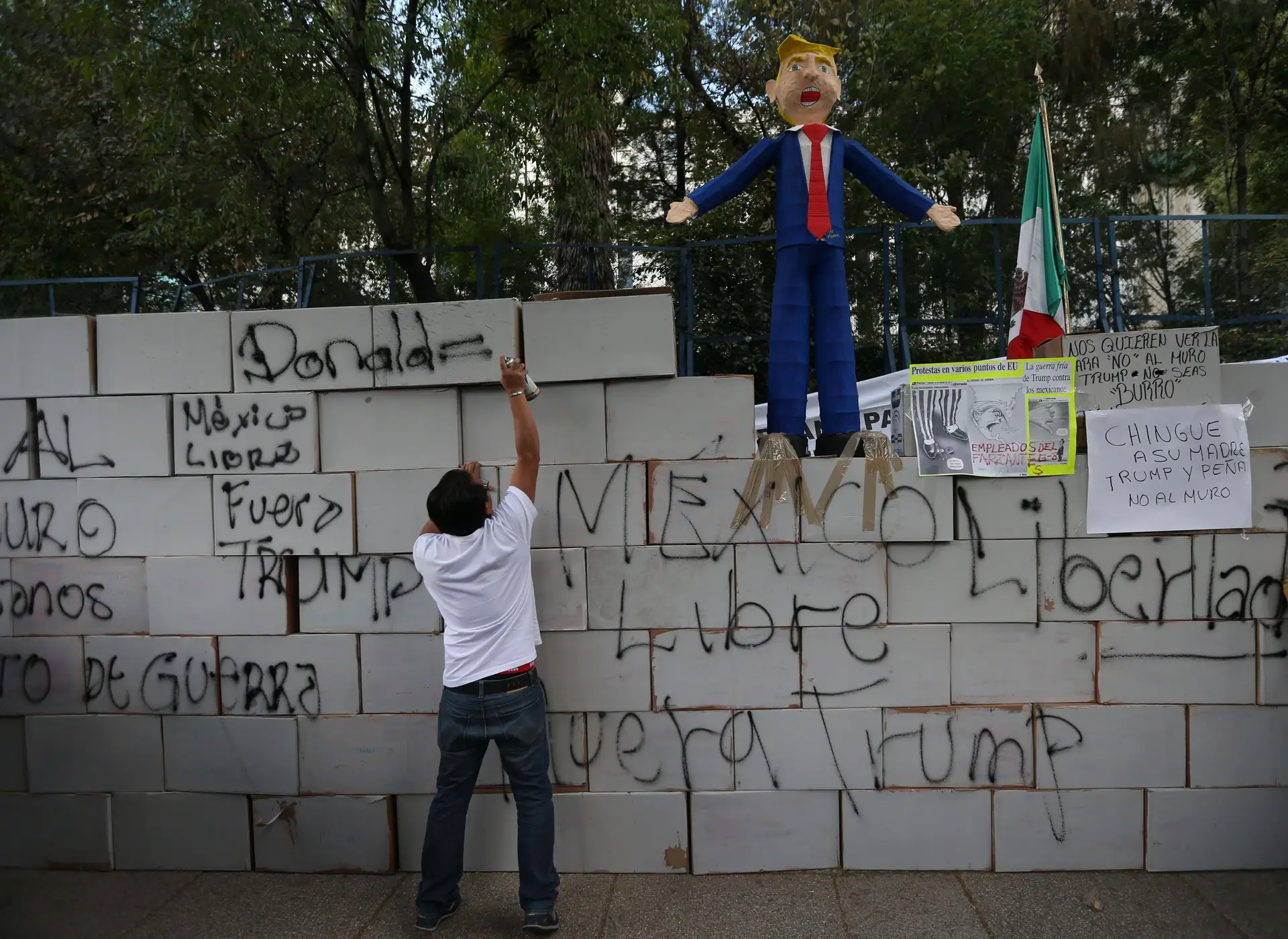 Muro simbólico e um "Trump piñata" num protesto na Cidade do México, no dia da tomada de posse.