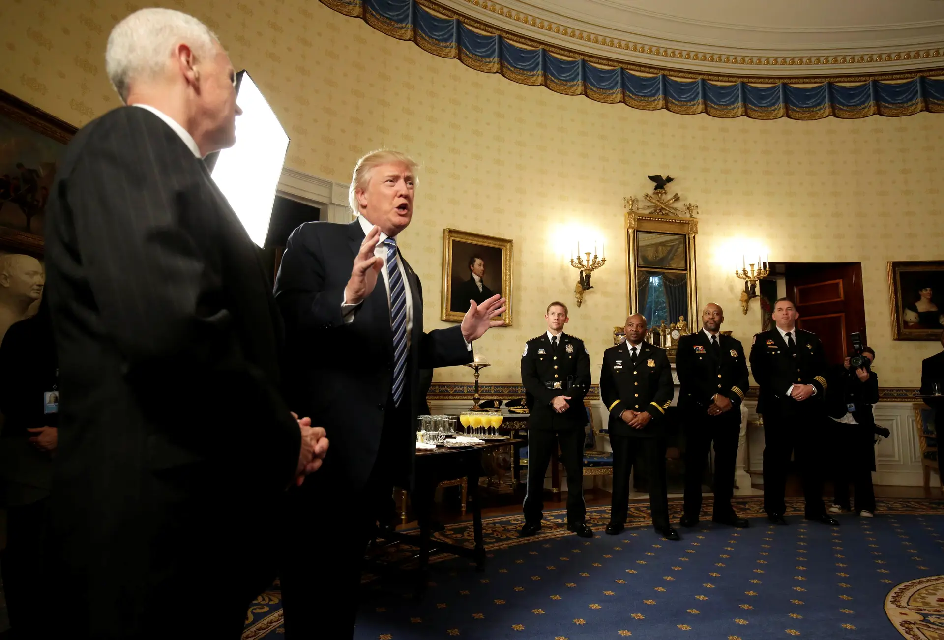 Trump garante que construção de muro começará "em meses"