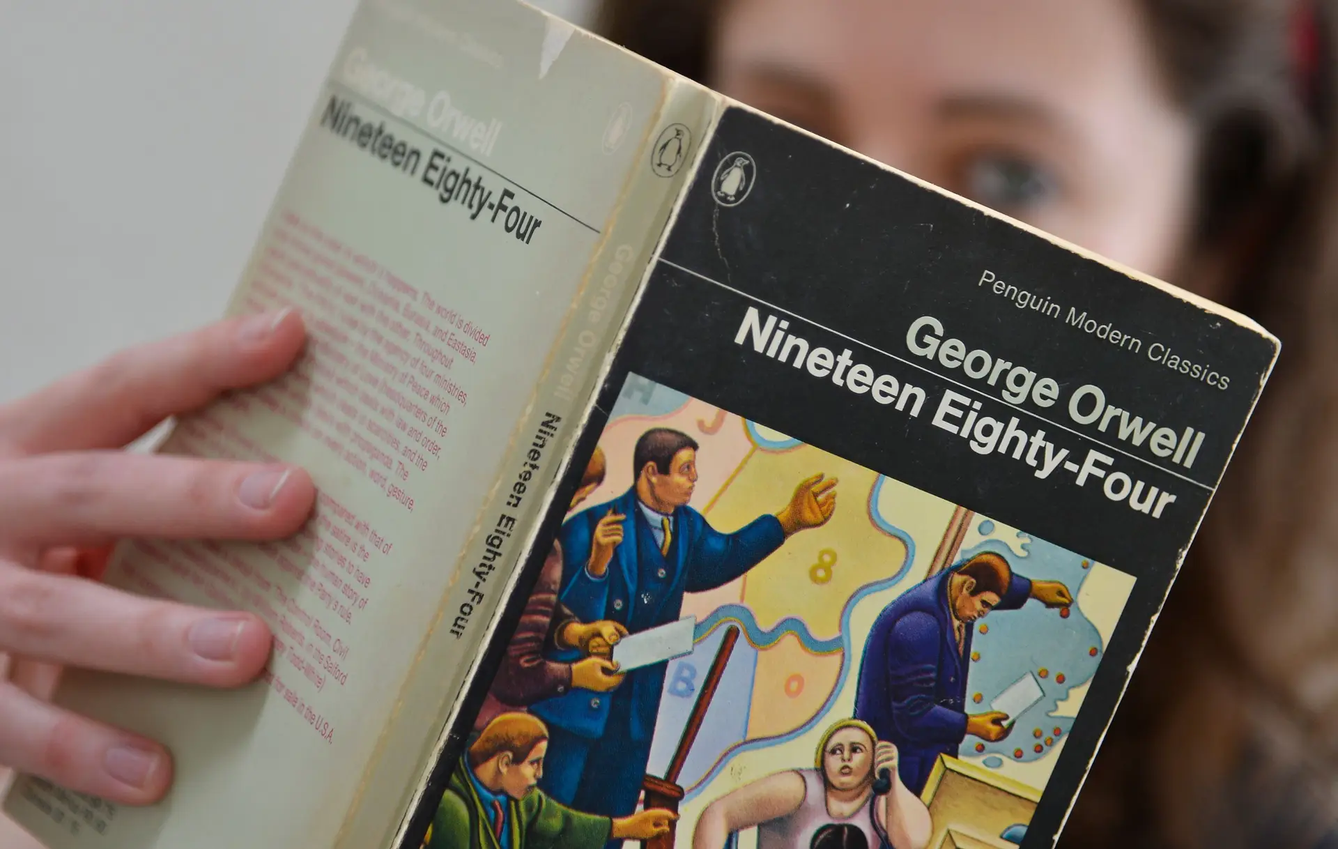 "1984" de Orwell sobe à liderança de vendas com "factos alternativos" de Trump