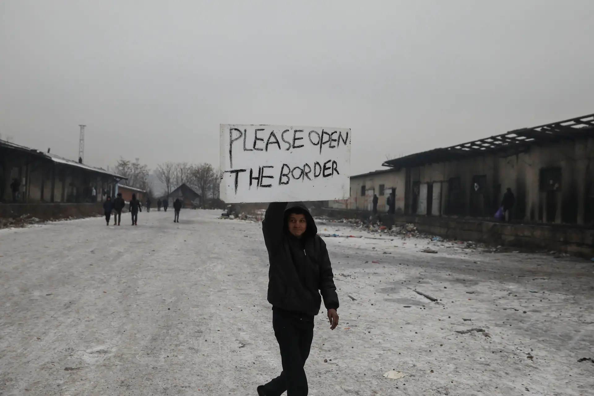 Migrantes pedem para entrar na Europa