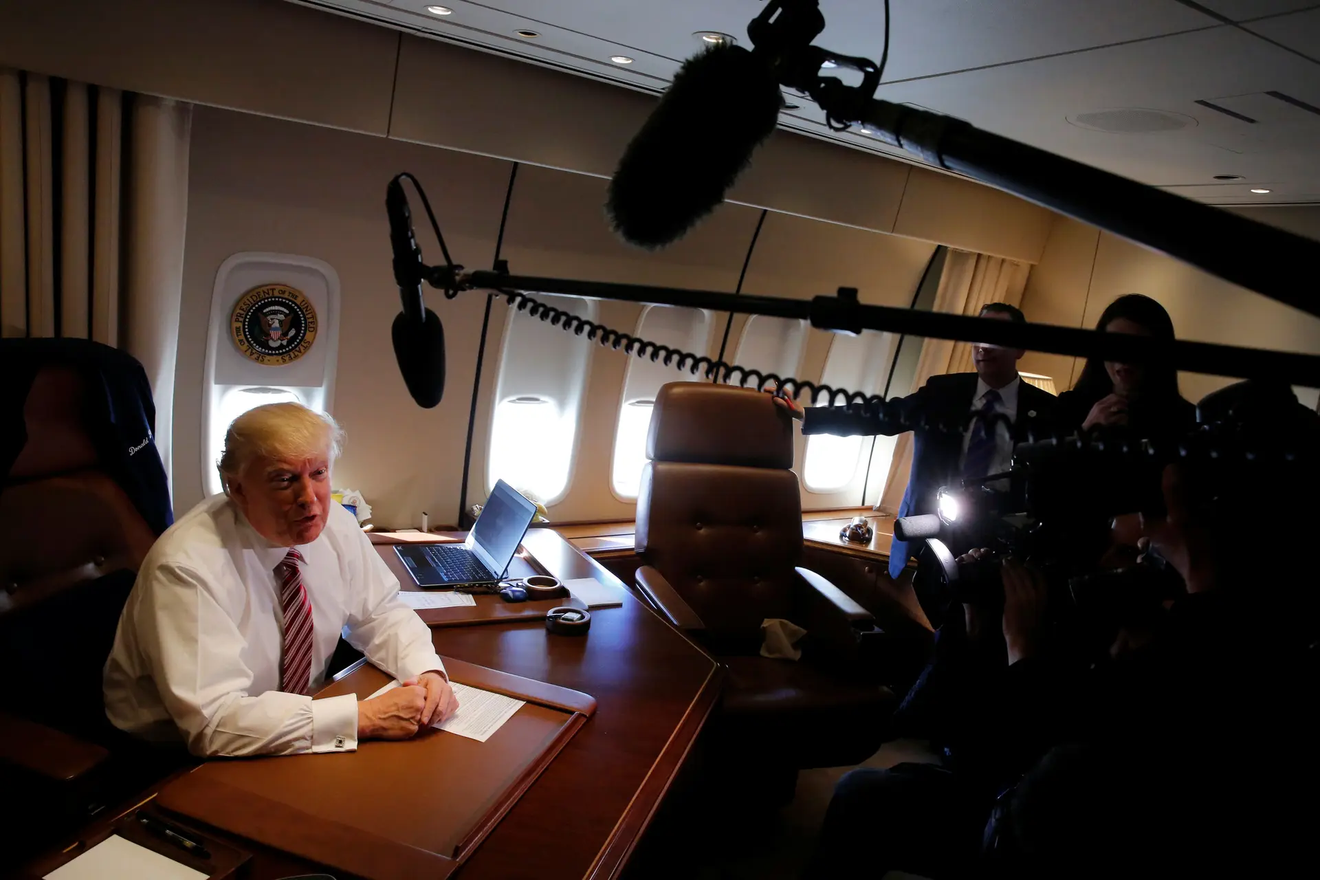 Trump fala à imprensa dentro do Air Force One.