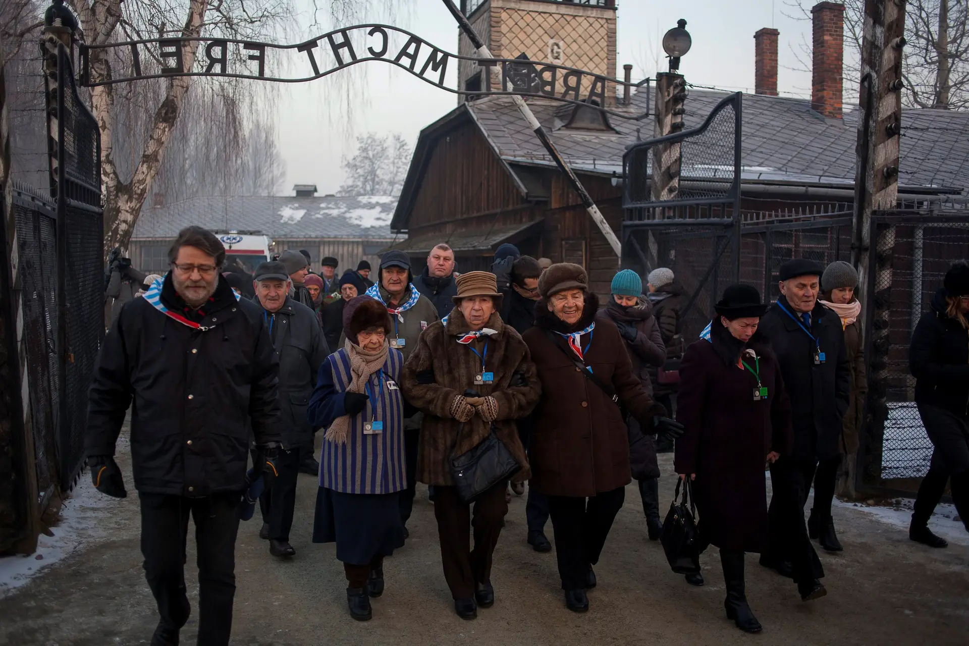 Dia do Holocausto na Alemanha perturbado por incidente com extrema-direita