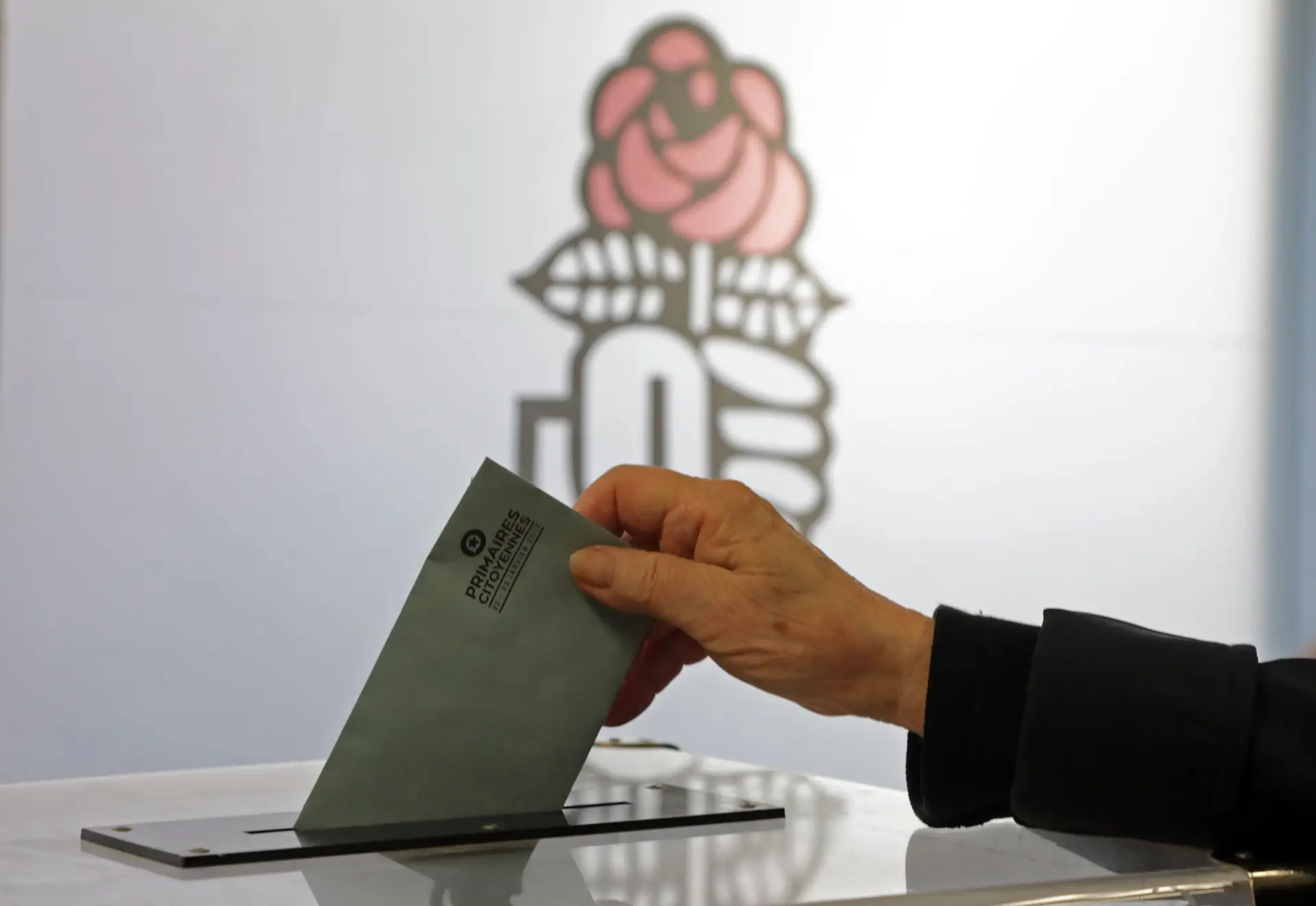 Eleitores franceses escolhem hoje candidato socialista às presidenciais