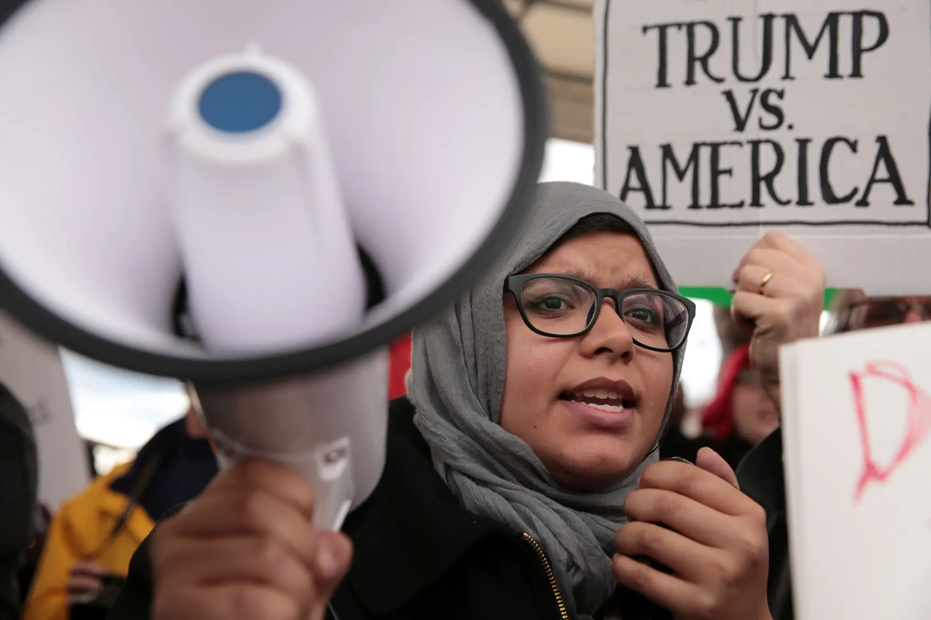 Mil diplomatas dos EUA assinam carta contra veto de Trump à imigração muçulmana