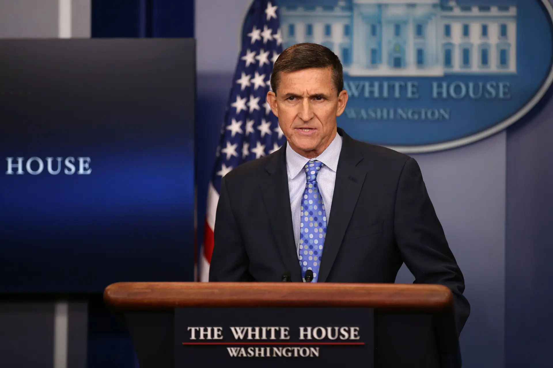 Democratas do Congresso dos EUA querem investigar ligações de Michael Flynn à Rússia