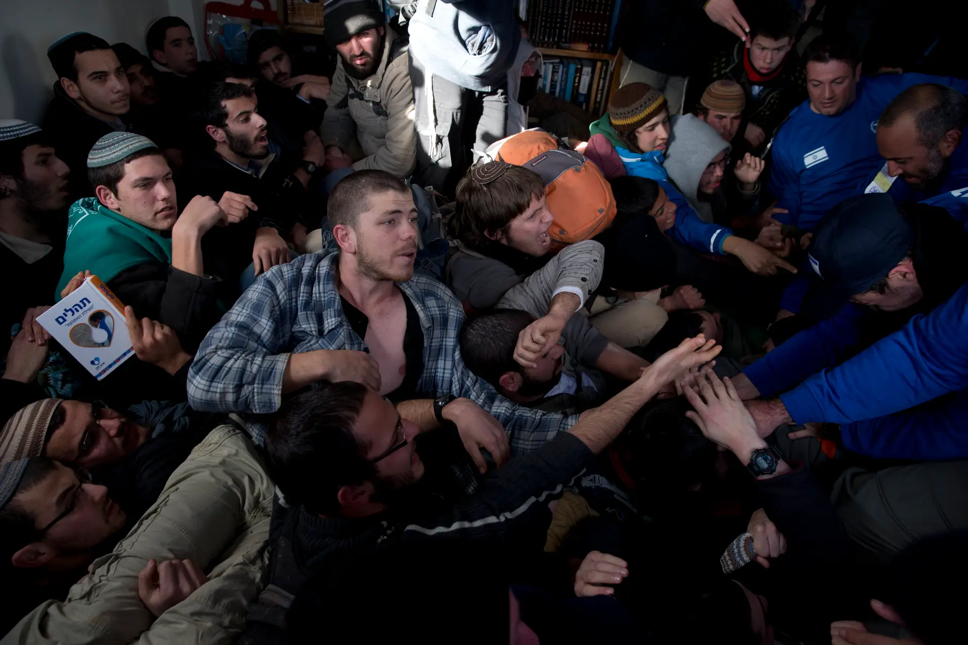 Polícia israelita continua a evacuar sinagoga de Amona ocupada por jovens