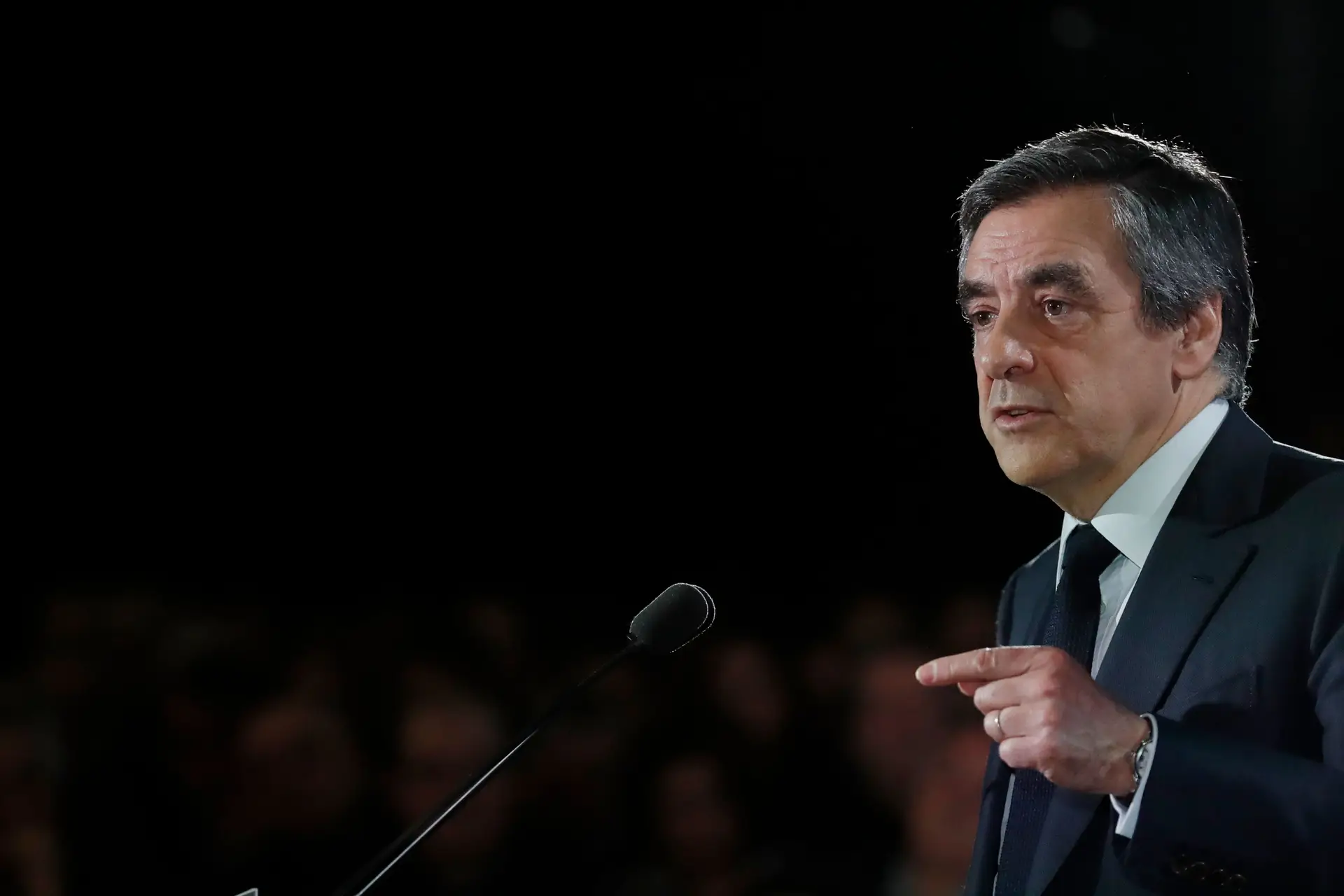 Fillon diz que ataques contra si visam destruir direita francesa