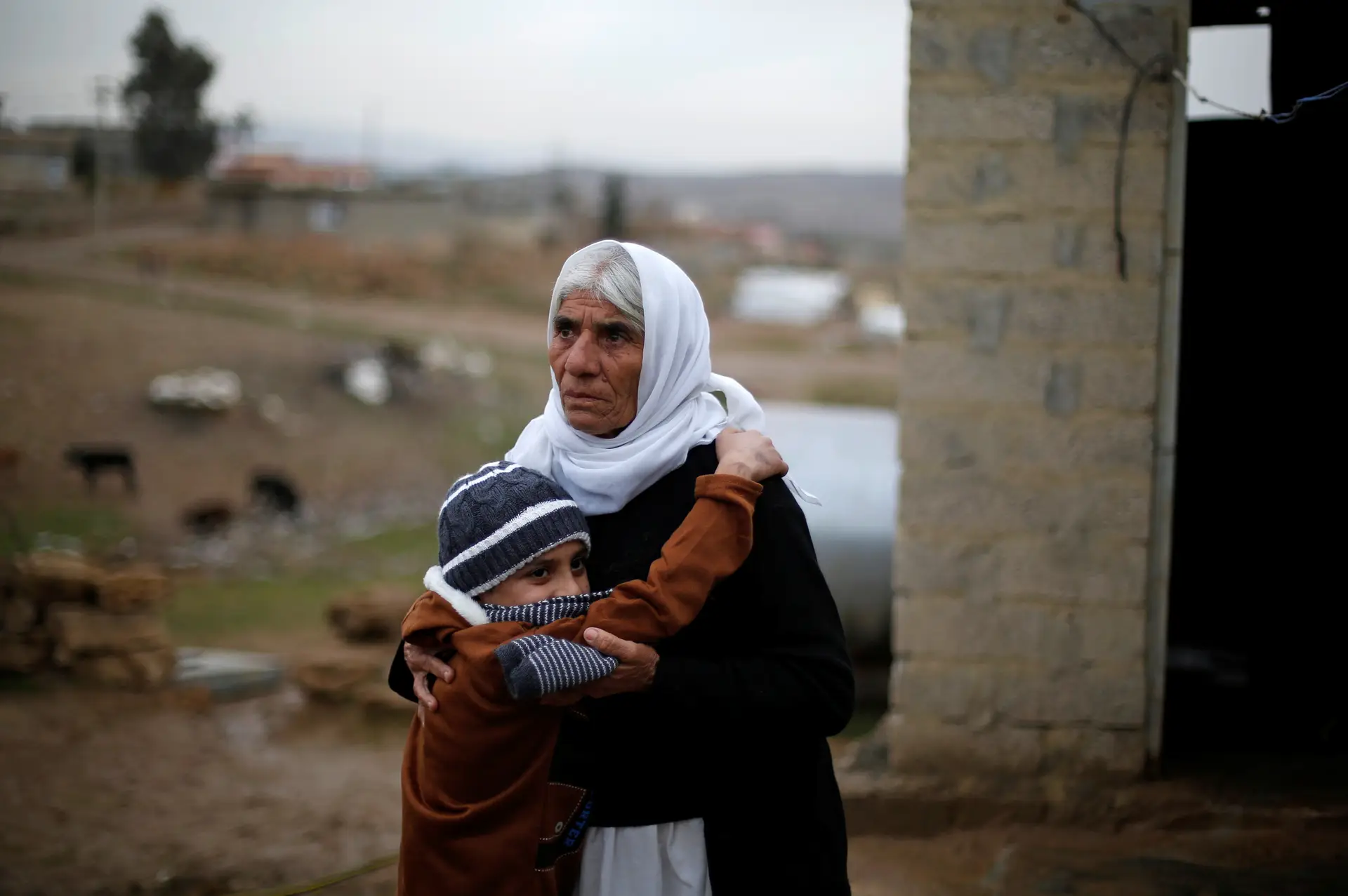Ayman abraça a avó, depois de regressar à comunidade yazidi onde viveu durante grande parte da sua infância.