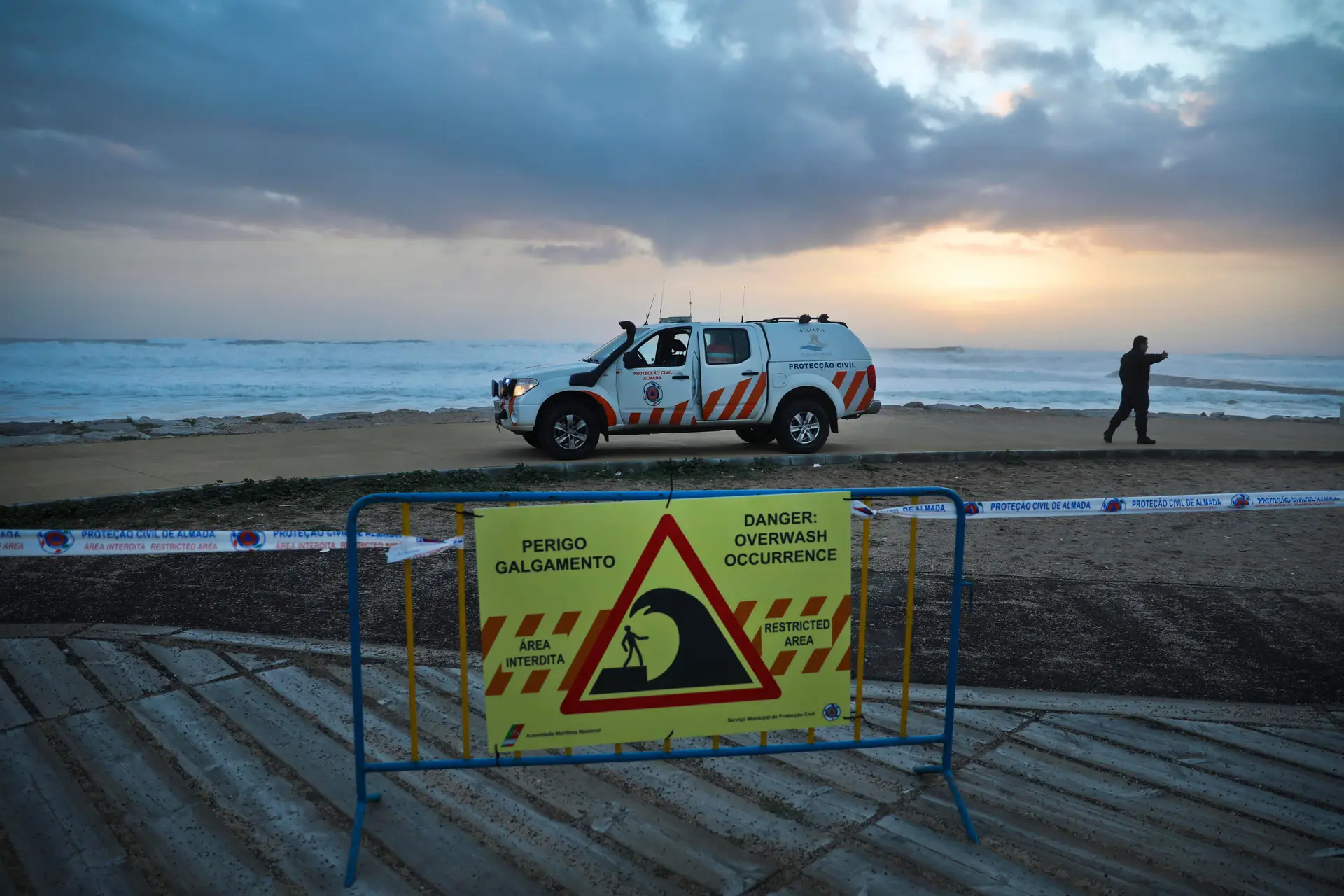 Costa em alerta laranja e treze barras encerradas à navegação