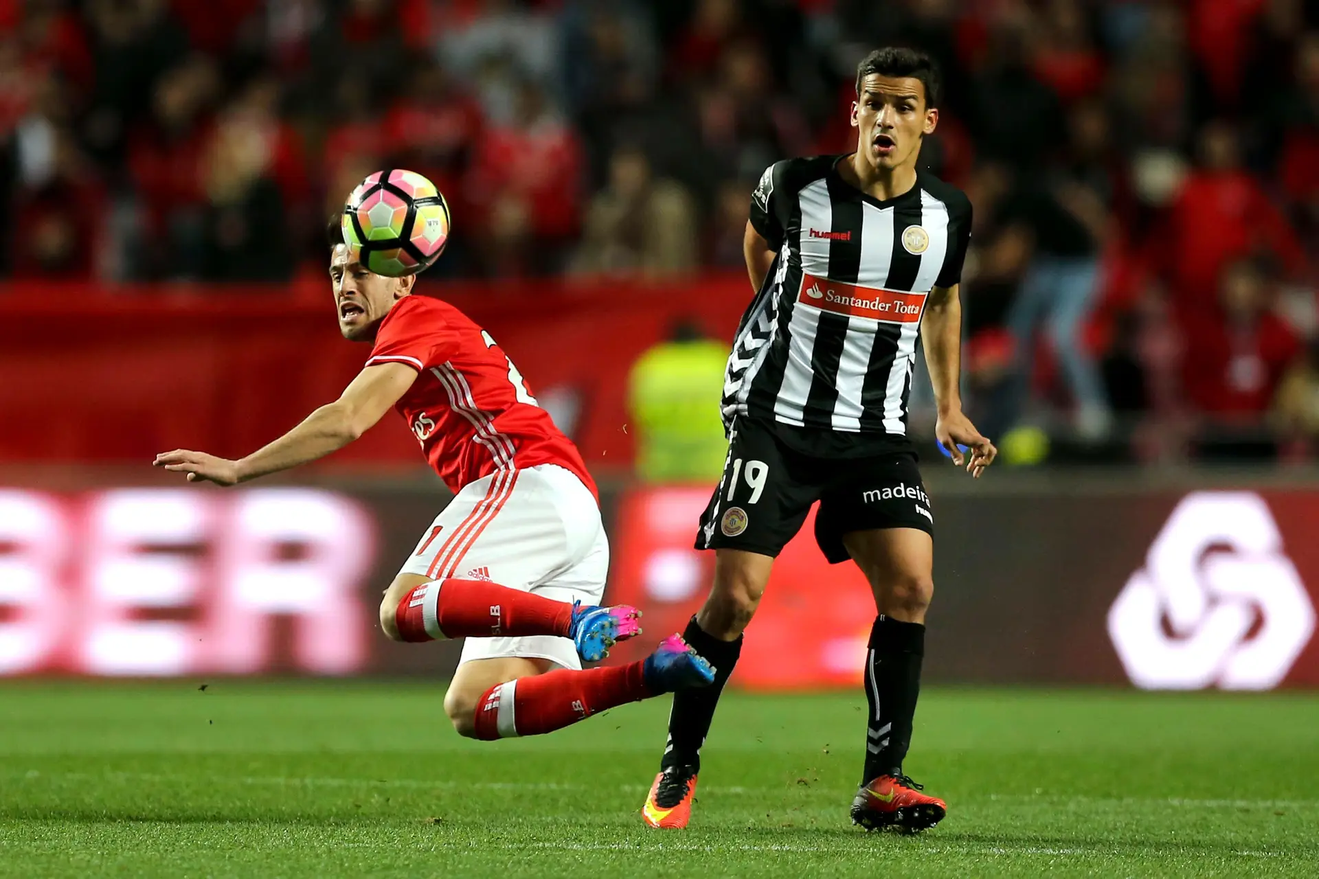 Benfica vence Nacional e segue na liderança do campeonato