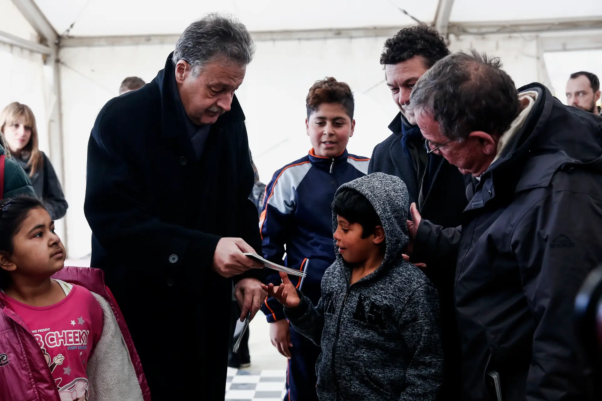 Migrantes confrontam ministro grego em Atenas