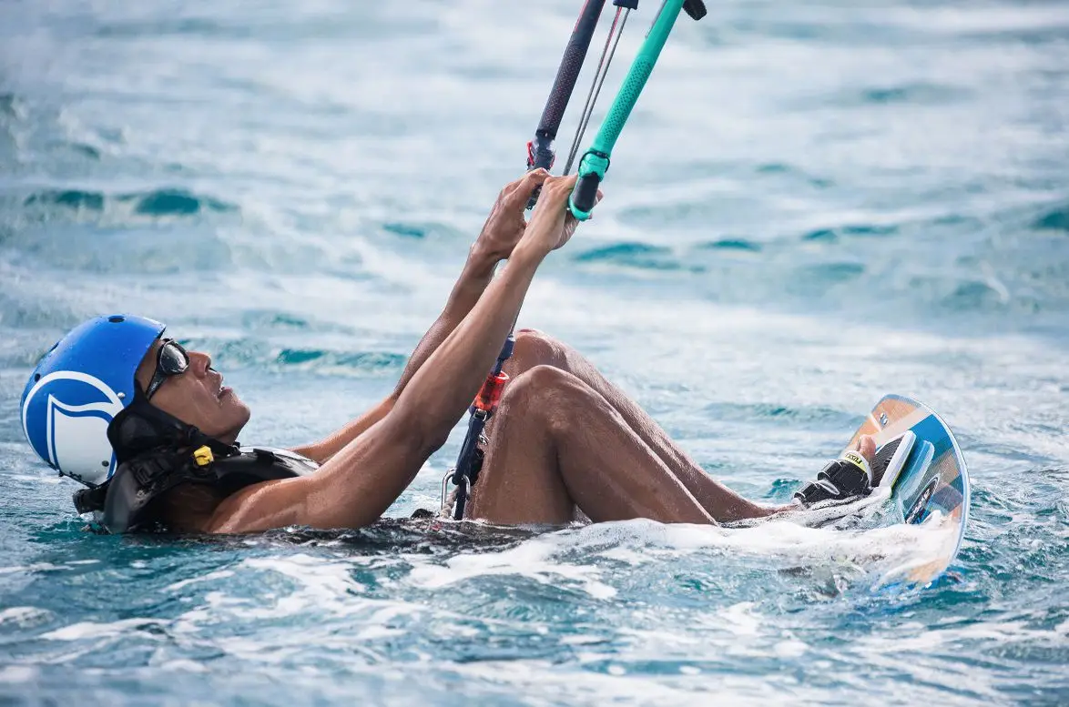 Barack Obama pratica kitesurf durante as férias
