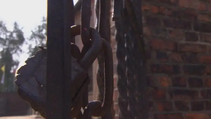 Confirmada prisão dos portugueses que gravaram nome no portão de Auschwitz