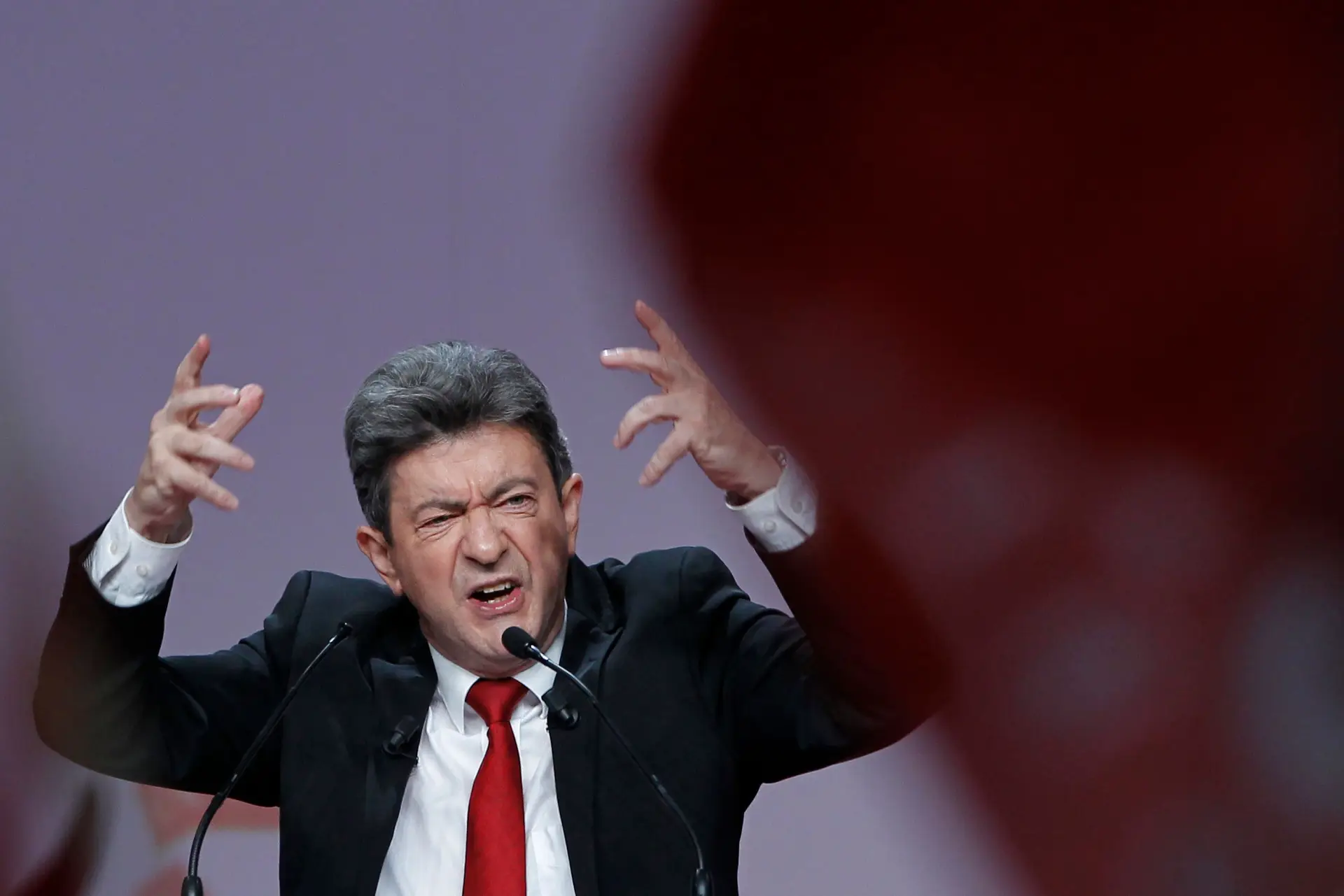 Jean-Luc Melénchon, 65 anos, Frente de Esquerda. Candidato da esquerda-radical, defende uma reforma total do sistema político, impostos mais elevados e um maior investimento nas questões ambientais.