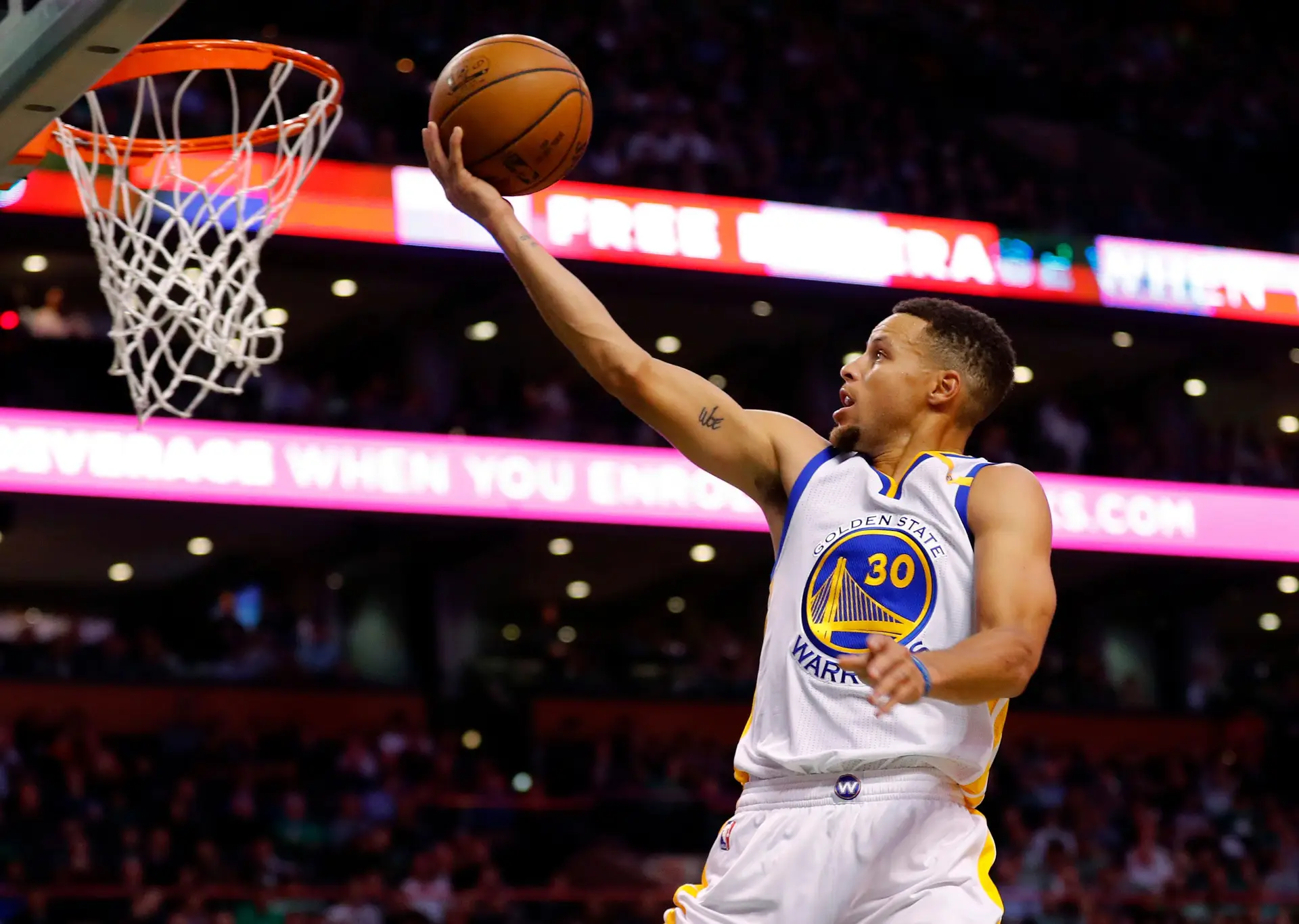 Curry pondera ''cortar'' com patrocínio que manifestou apoio a Donald Trump