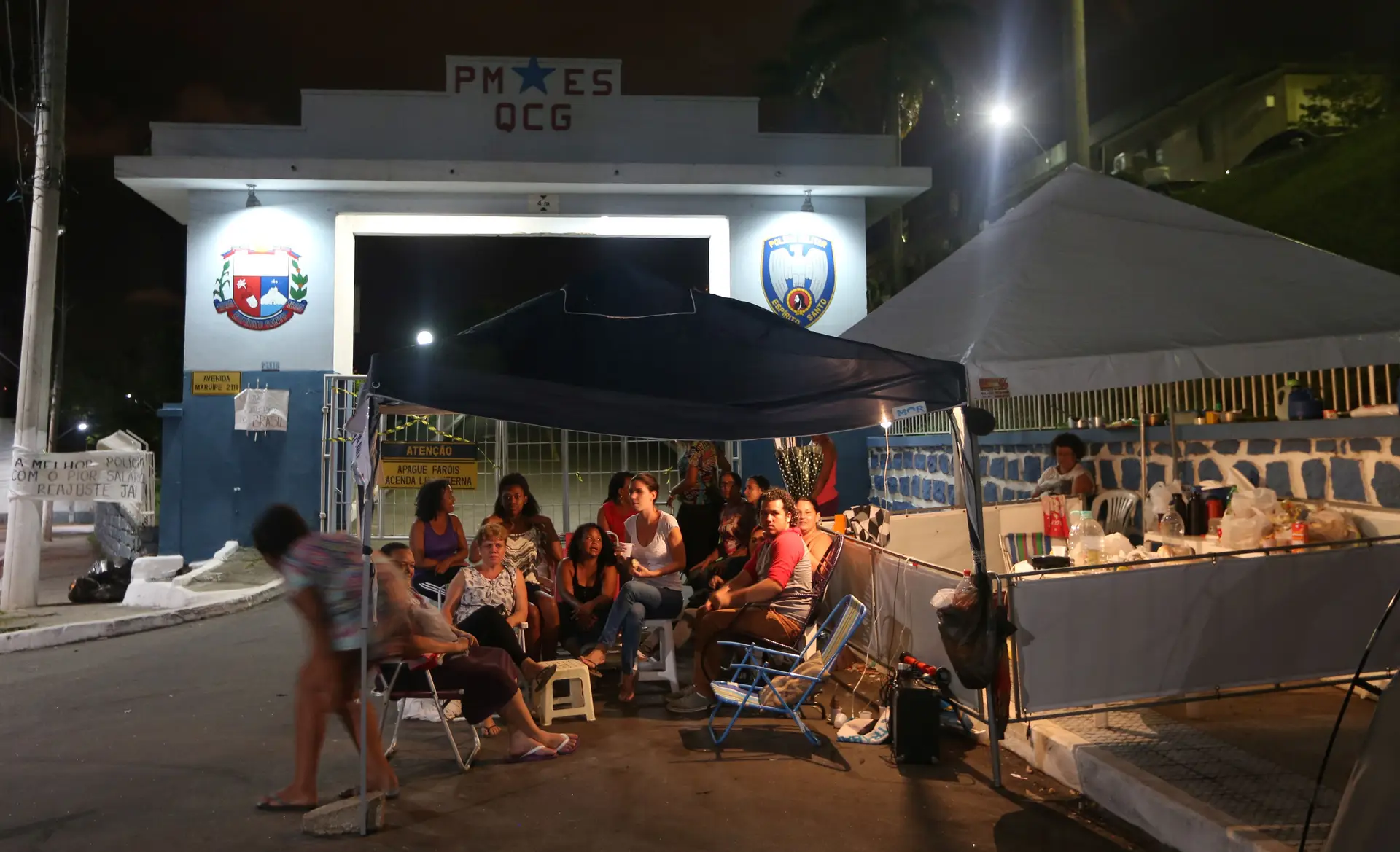 Familiares dos polícias em greve por melhores salários bloqueiam a entrada do quartel pela noite dentro.