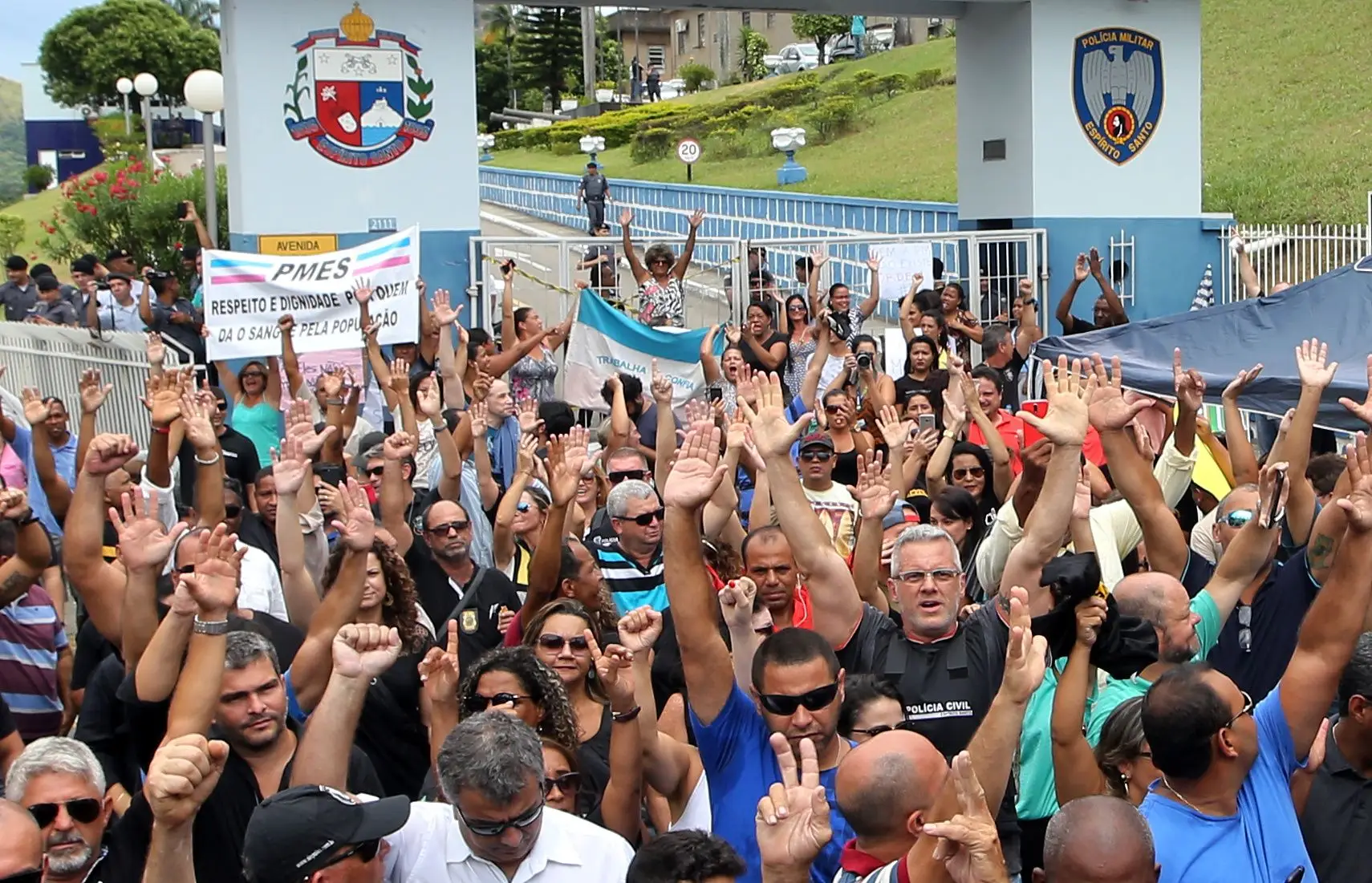 Polícias e familiares durante a greve, frente a um dos quartéis em Vitória.