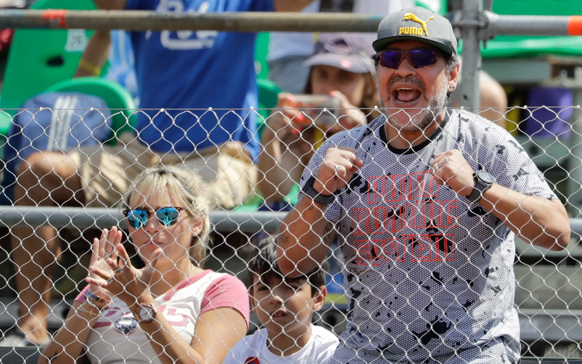 Maradona e a namorada Rocio Olivia no torneio de ténis Davis Cup em Buenos Aires a 3 de fevereiro.