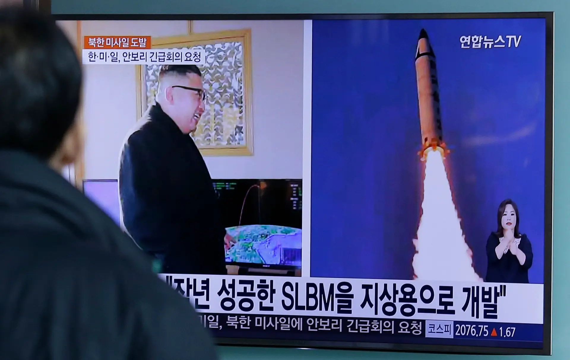 Programa de televisão sul-coreano mostra imagens do jornal norte-coreano Rodong Sinmun sobre o lançamento do míssil "Pukguksong-2" e o líder da Coreia do Norte Kim Jong Un.
