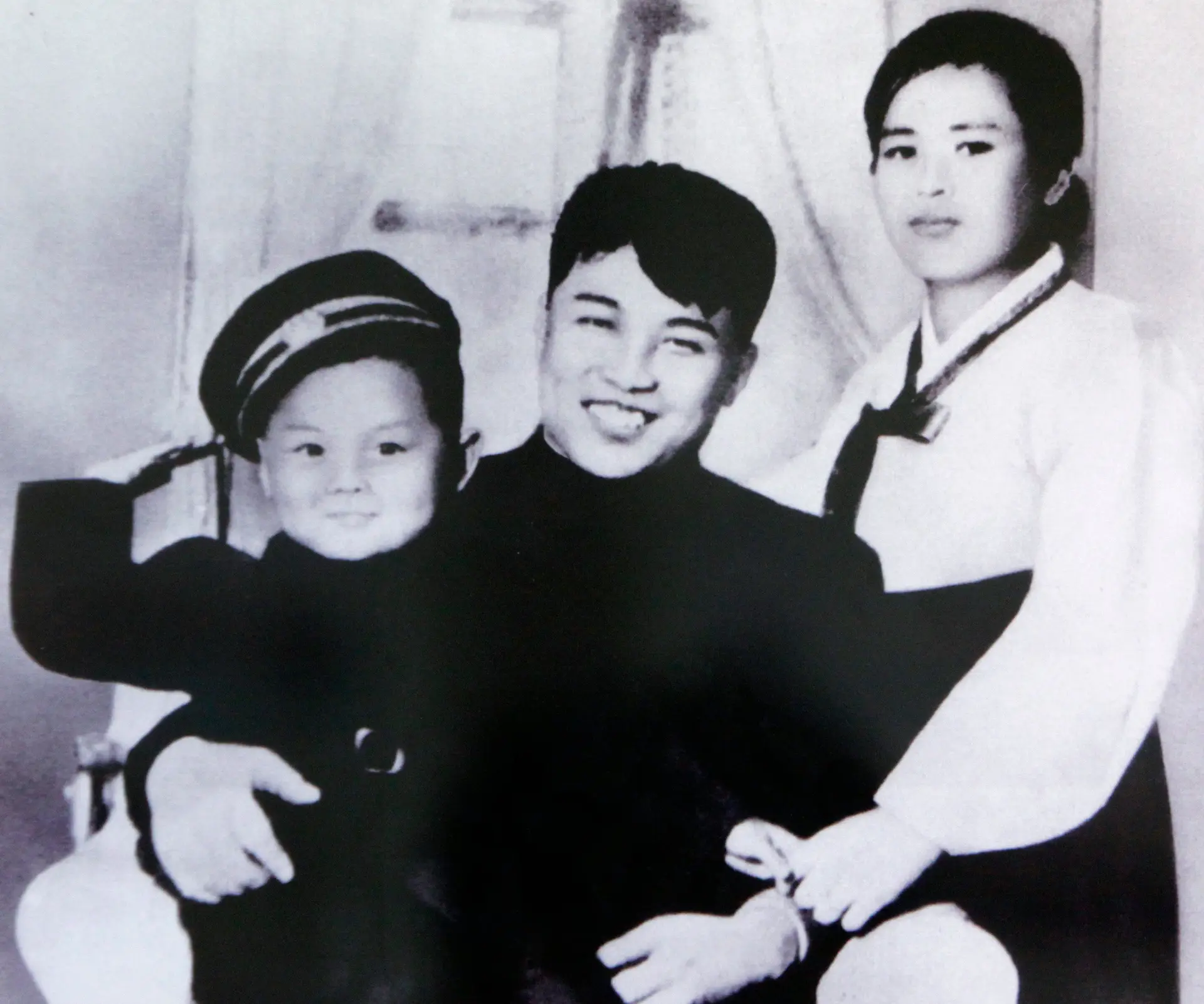 O fundador da Coreia do Norte, Kim Il-sung, e a primeira mulher, Kim Jong-suk, com o filho Kim Jong-il (avô de Kim Jong-Un), em Seul, 1941.