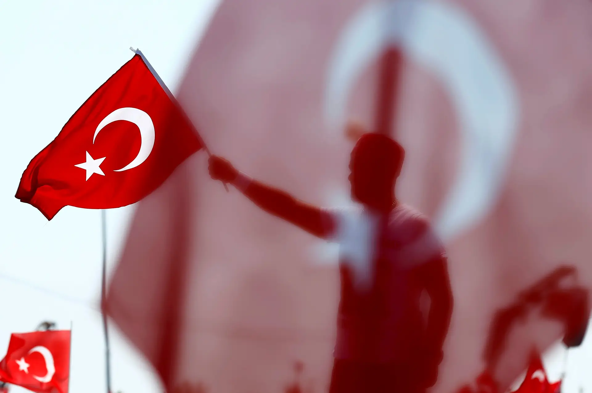 Membro do AKP demite-se após avisar para guerra civil na Turquia