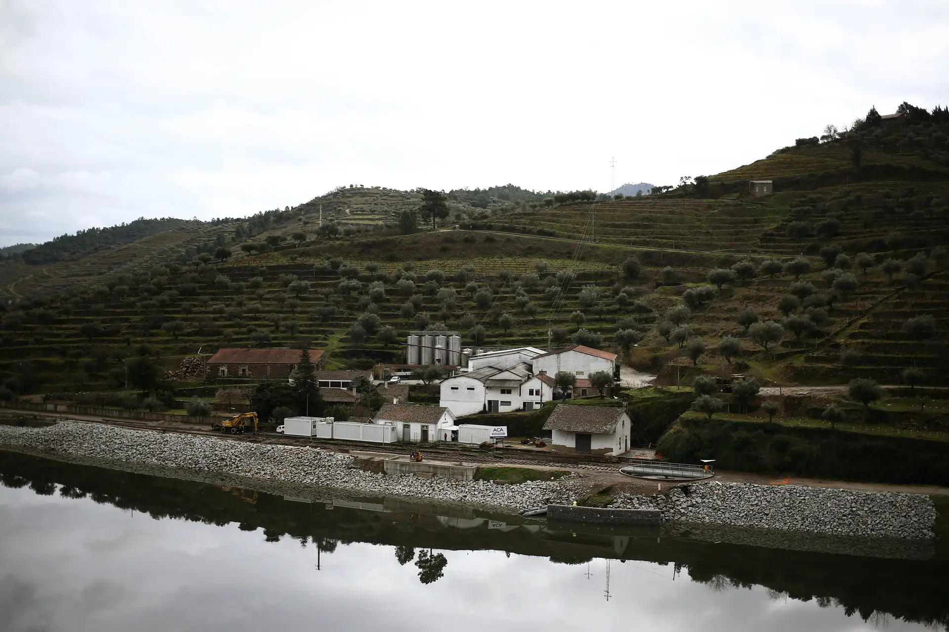Estação da Brunheda no Vale do Tua, Mirandela. Passada quase uma década de polémicas entre a linha e a barragem no Vale do Tua, o empreendimento hidroelétrico começa a produzir em agosto e o transporte ferroviário regressa à linha do Tua com a novidade de um comboio para turistas e outro para as populações locais.
