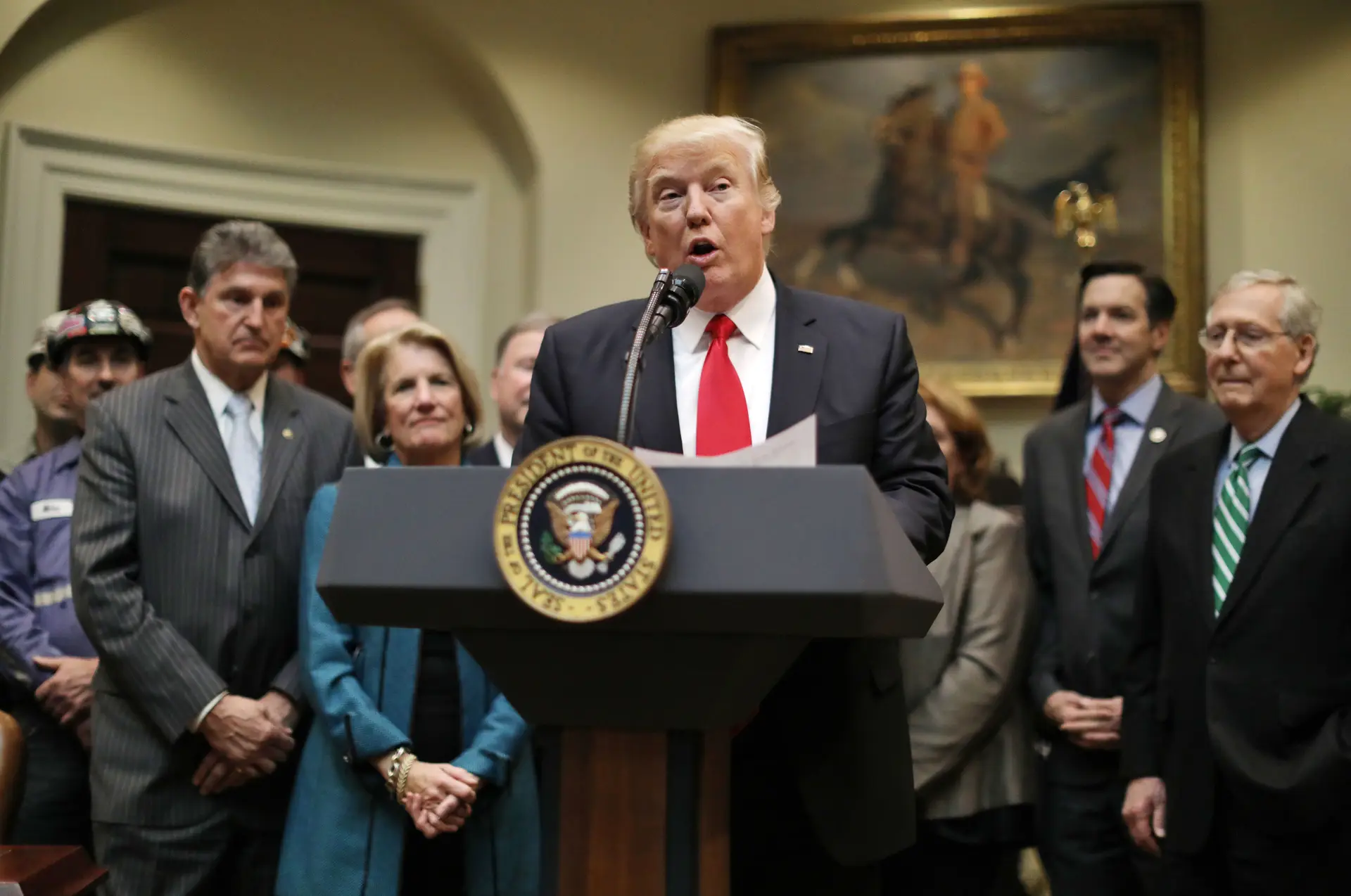 Trump pondera usar a Guarda Nacional para deter imigrantes
