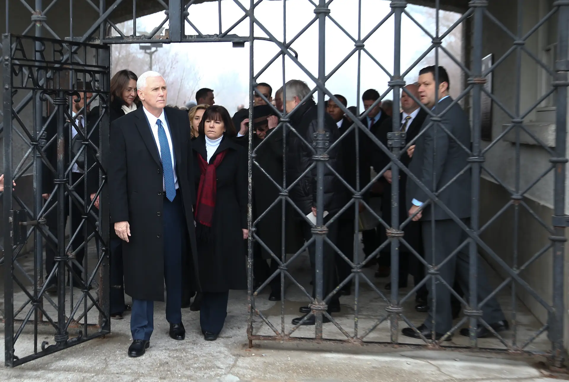 Mike Pence visita antigo campo de concentração nazi em Dachau