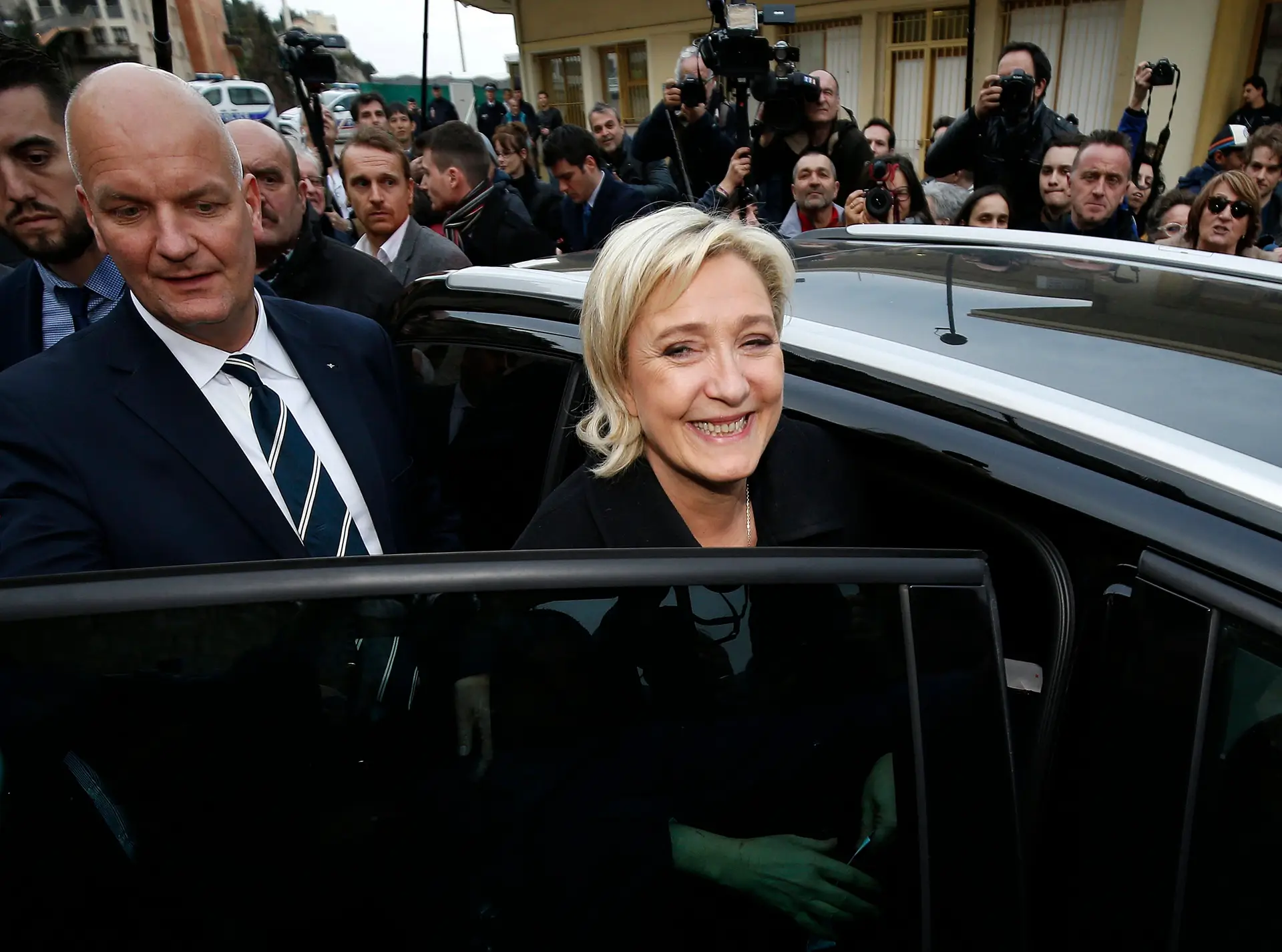 Chefe de gabinete de Marine Le Pen acusada de falso emprego no Parlamento Europeu