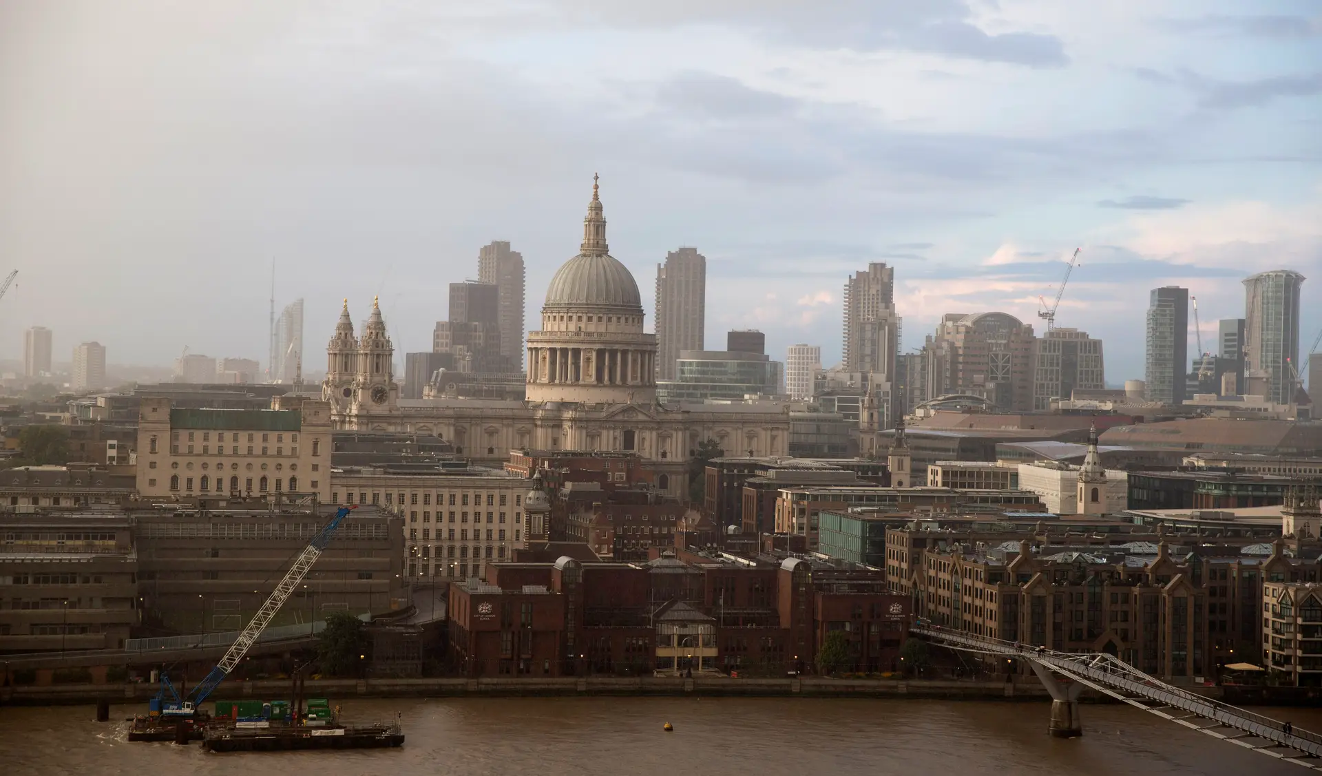 MNE pede a Londres para simplificar pedidos de residência aos portugueses