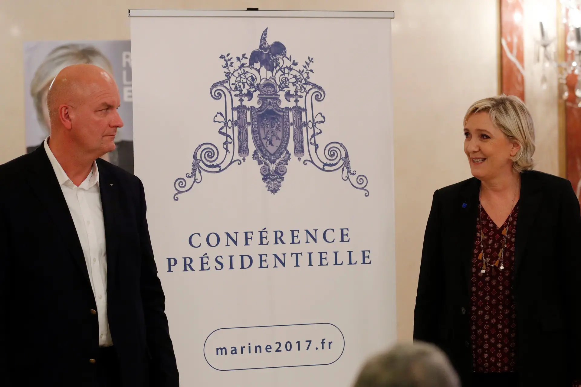 Marine Le Pen e o seu guarda-costas Thierry Legier.