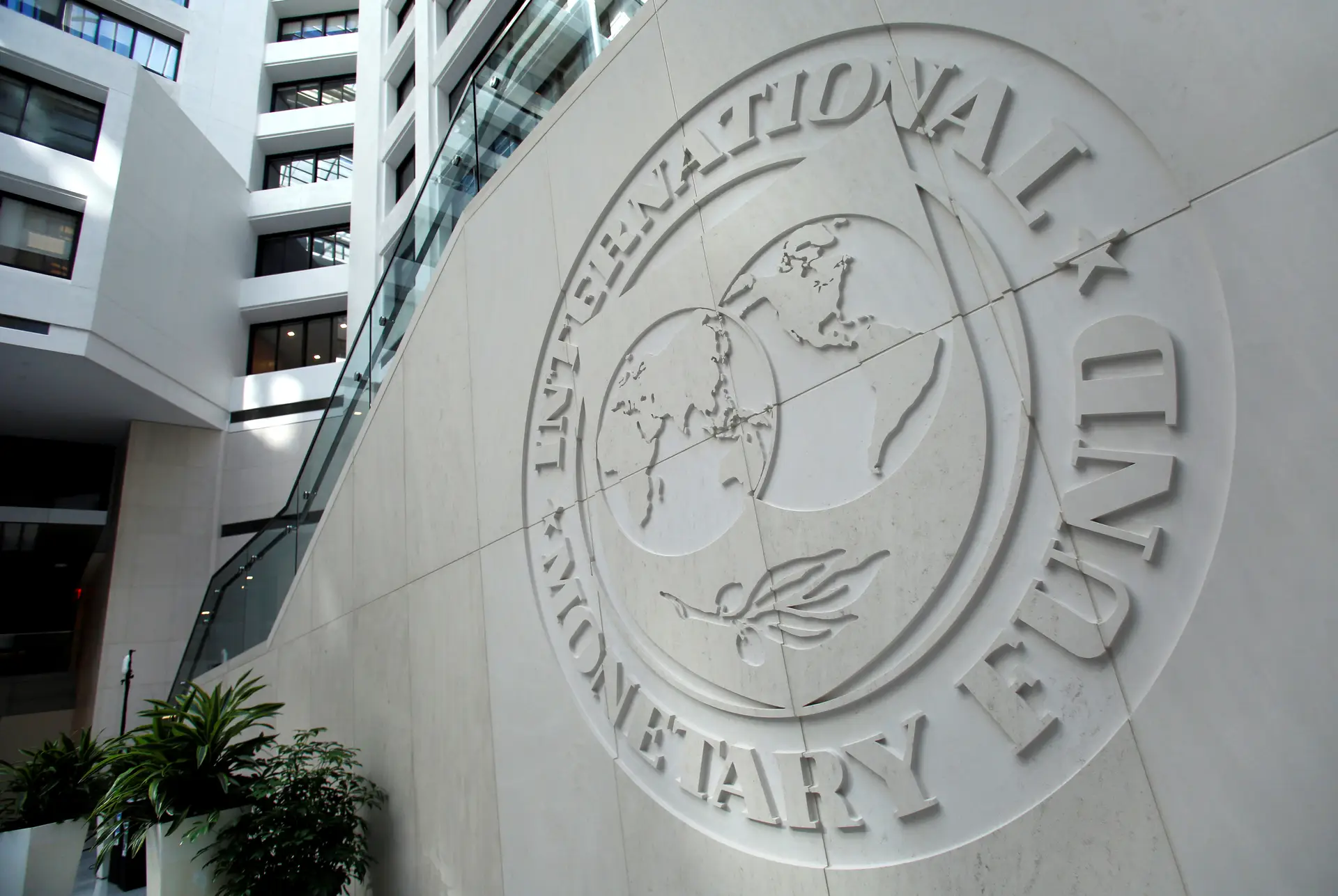FMI melhora previsão do défice para 1,9% em 2017