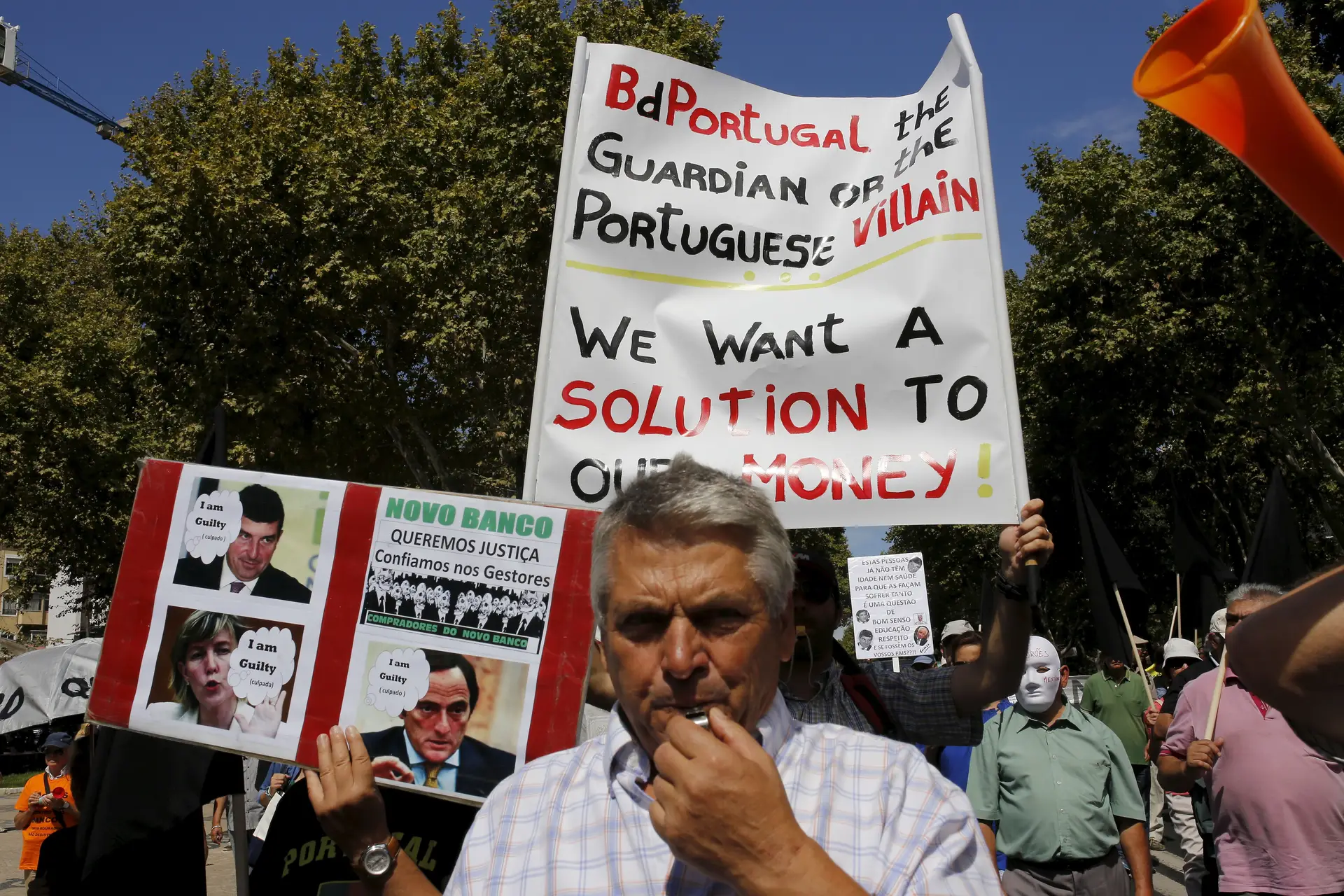 Emigrantes lesados protestam em Paris contra "crime" e "vergonha" 